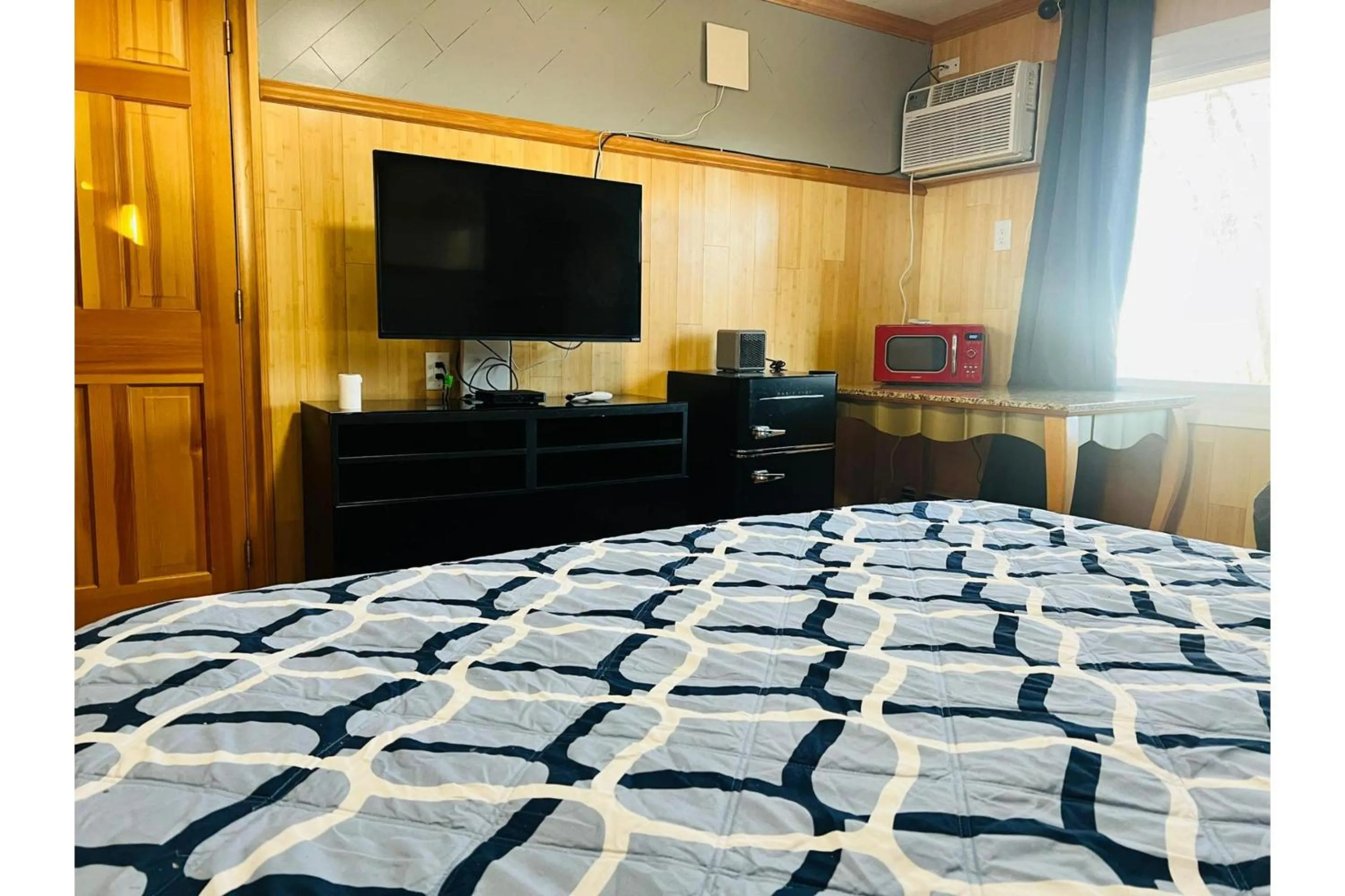 Bedroom, Bed in Wisconsin-Aire Motel By OYO Random Lake