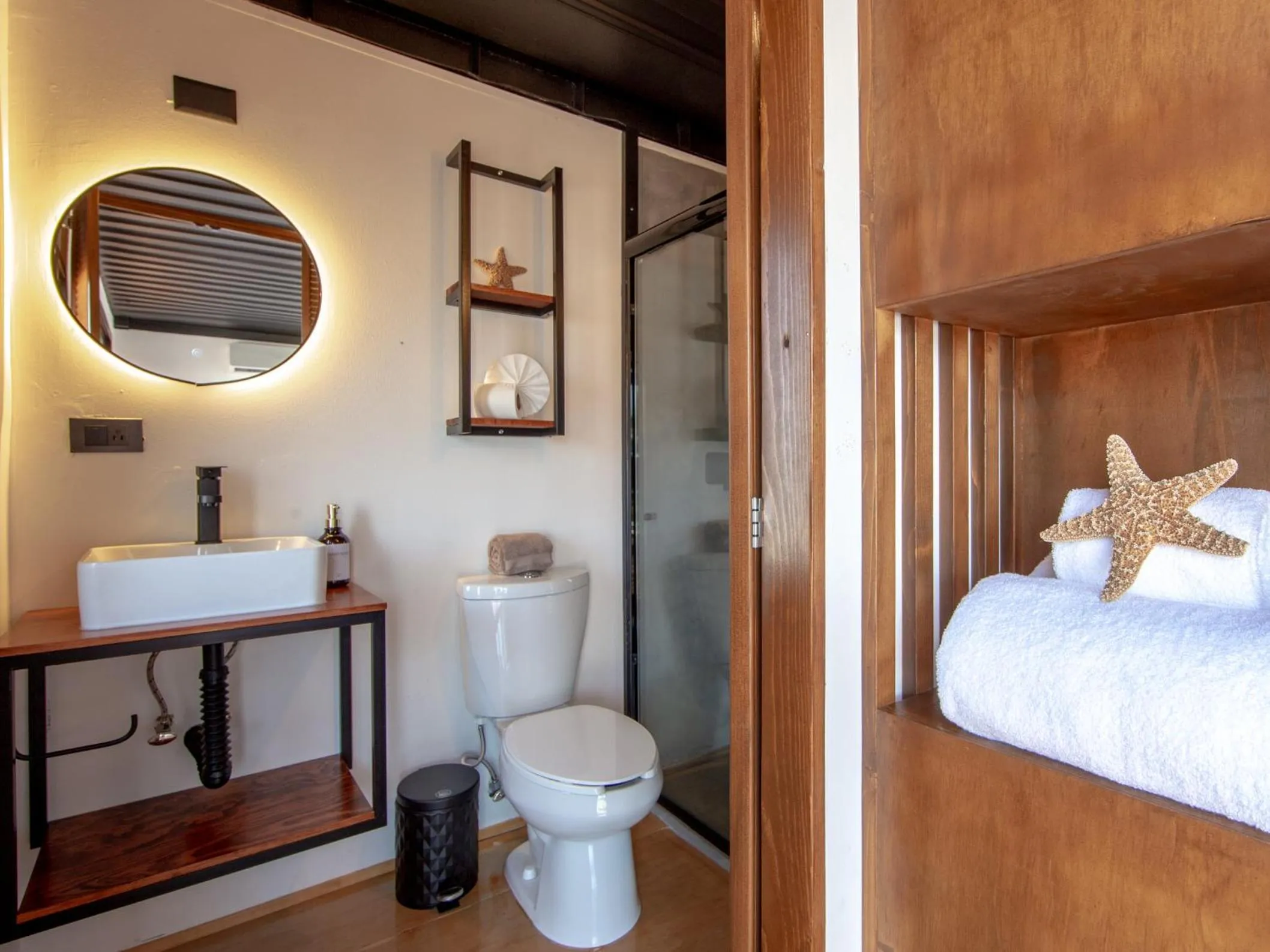 Bathroom, Bed in InHouse Glamping Hotel La Paz