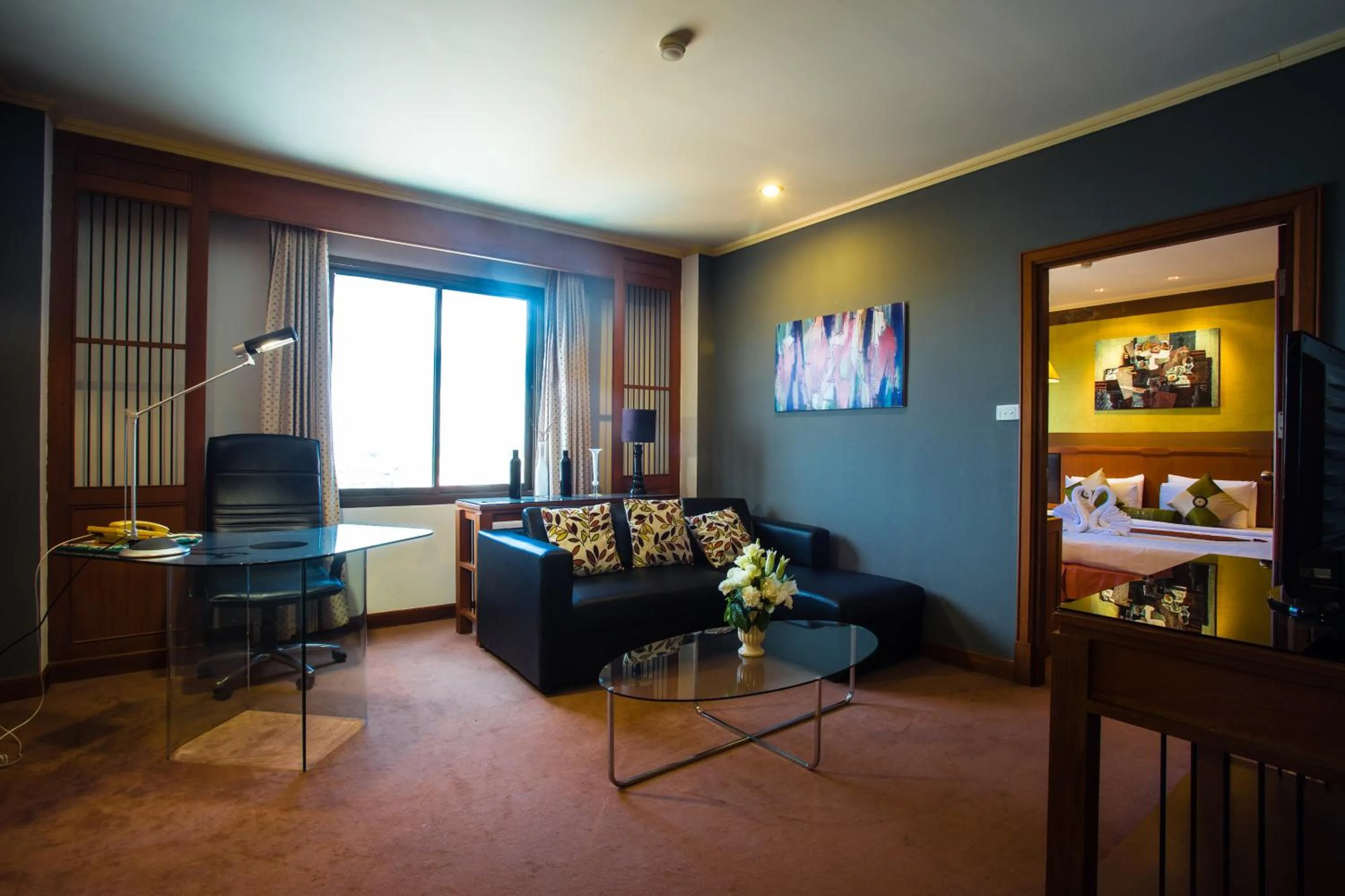 Communal lounge/ TV room in Songphanburi Hotel