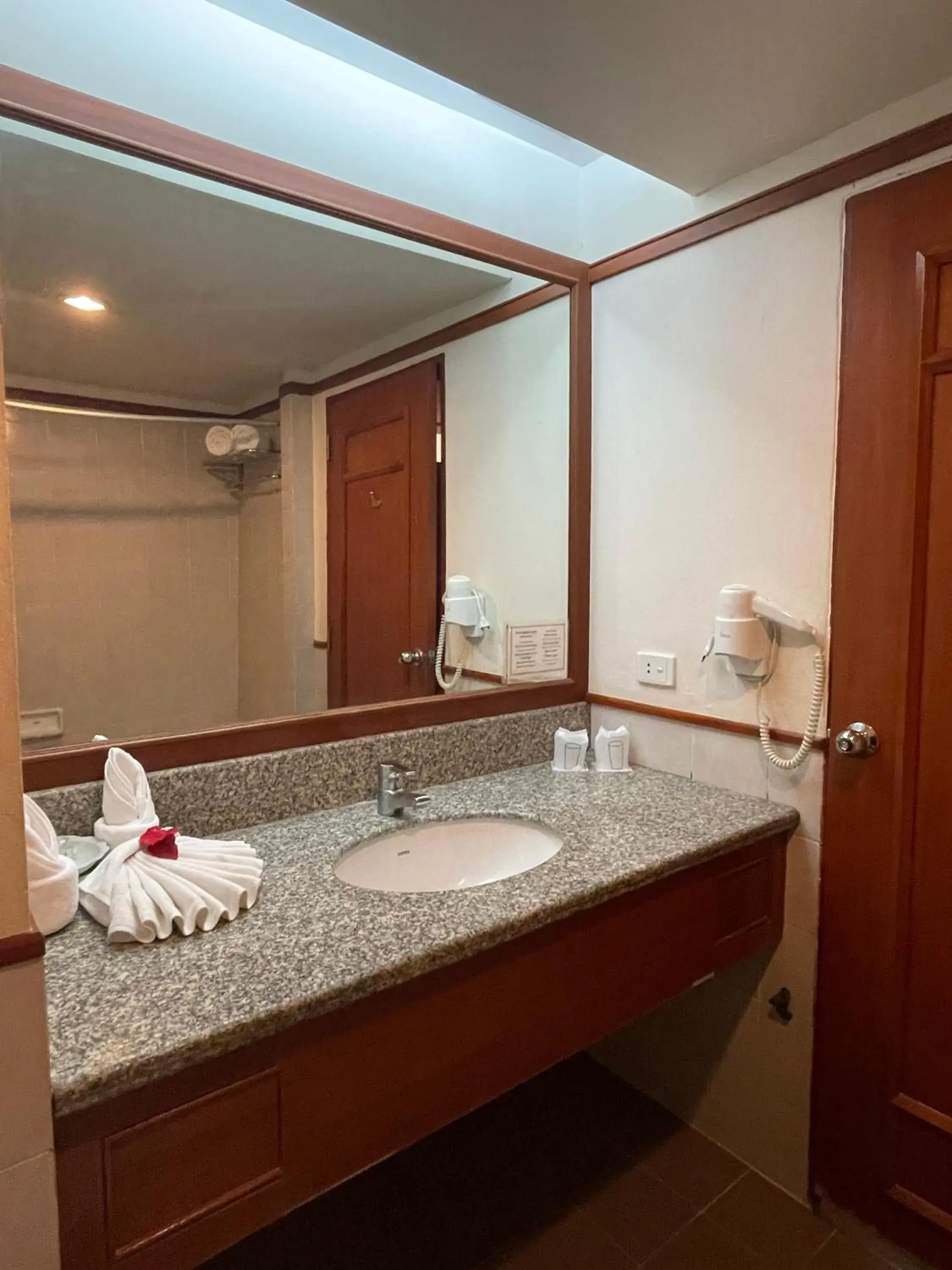 Deluxe Double Room in Songphanburi Hotel Deluxe Double Room in Songphanburi Hotel