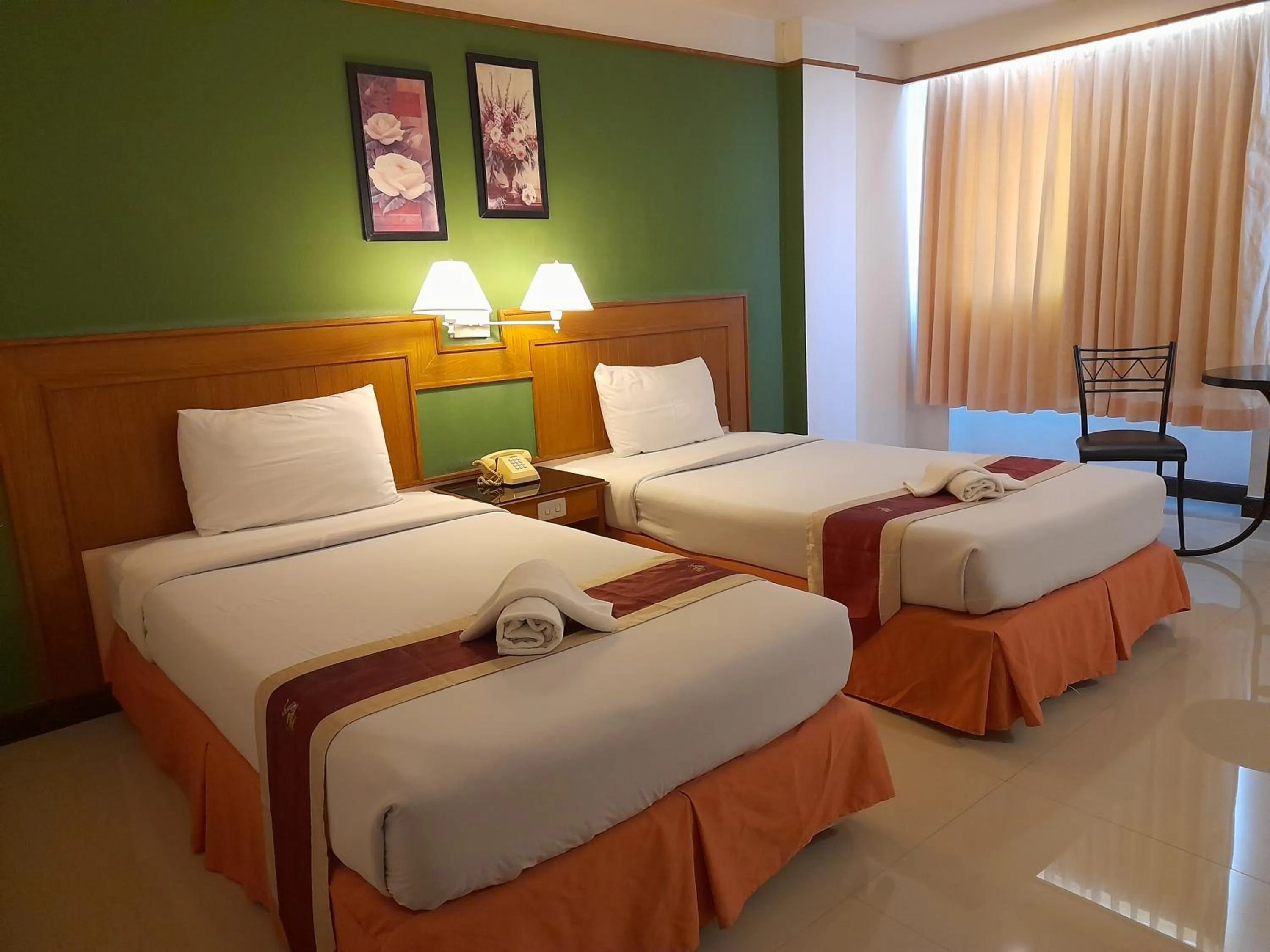 Bedroom, Bed in Songphanburi Hotel