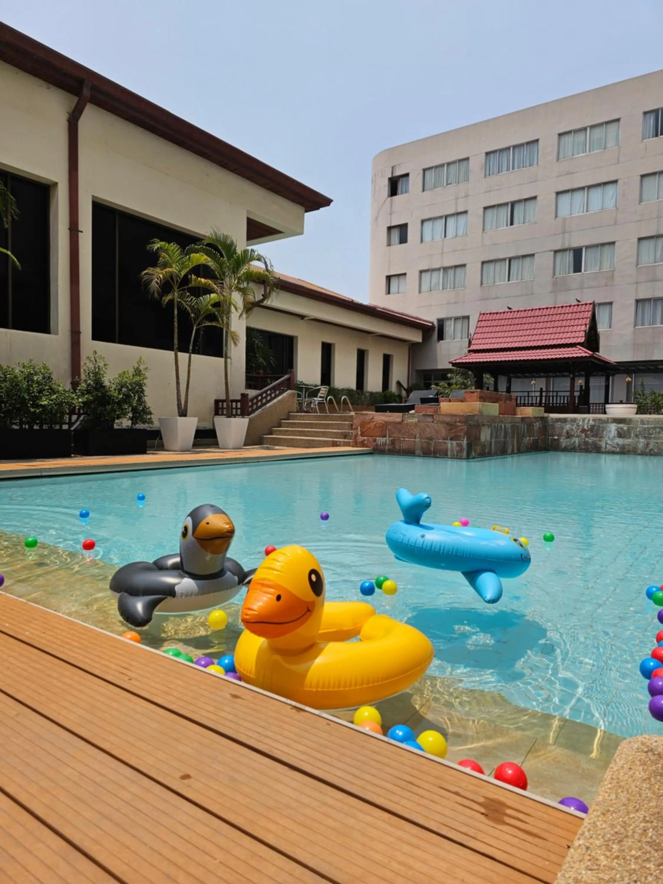Swimming pool in Songphanburi Hotel
