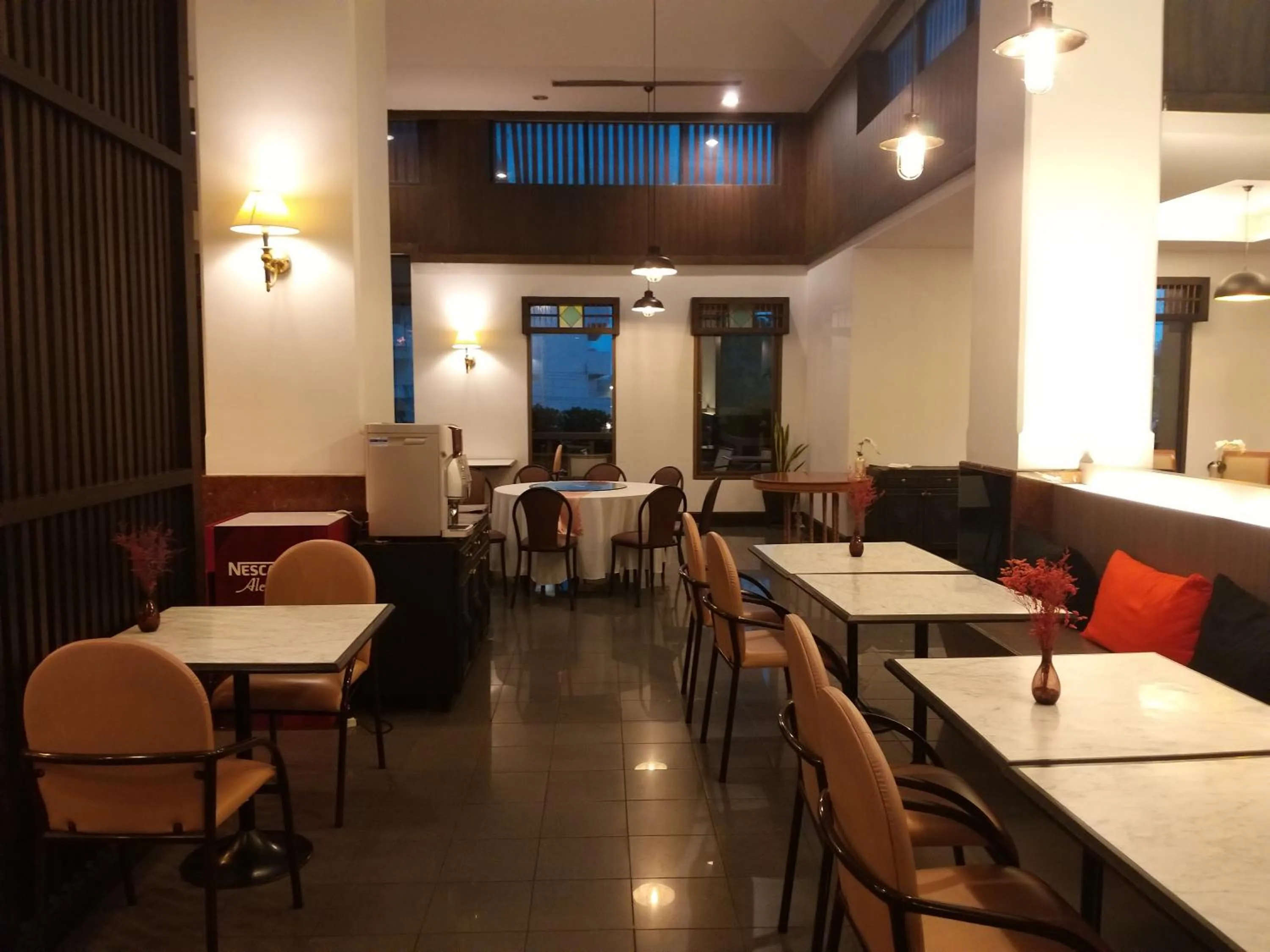 Restaurant/places to eat in Songphanburi Hotel