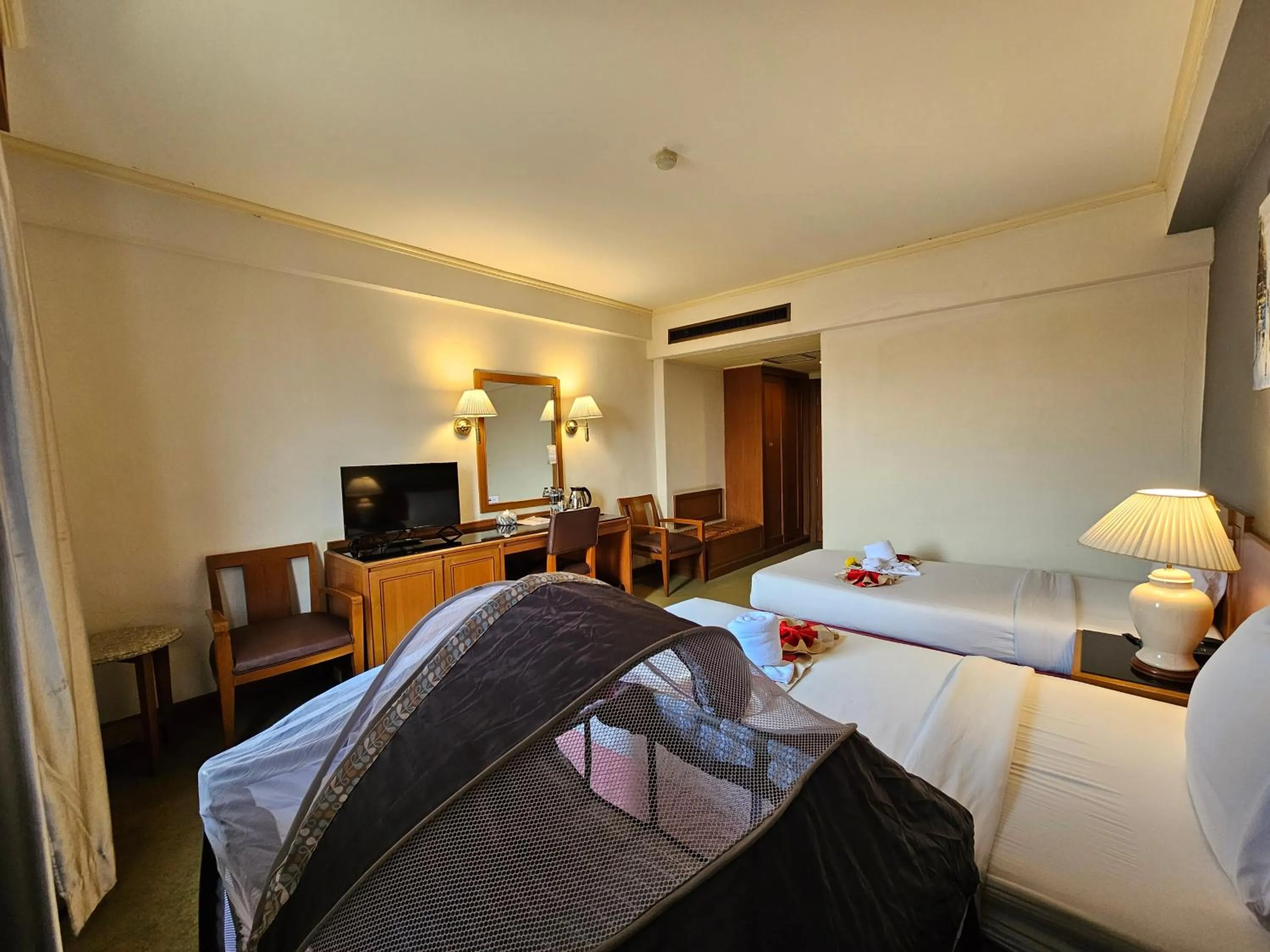 Bedroom, Bed in Songphanburi Hotel