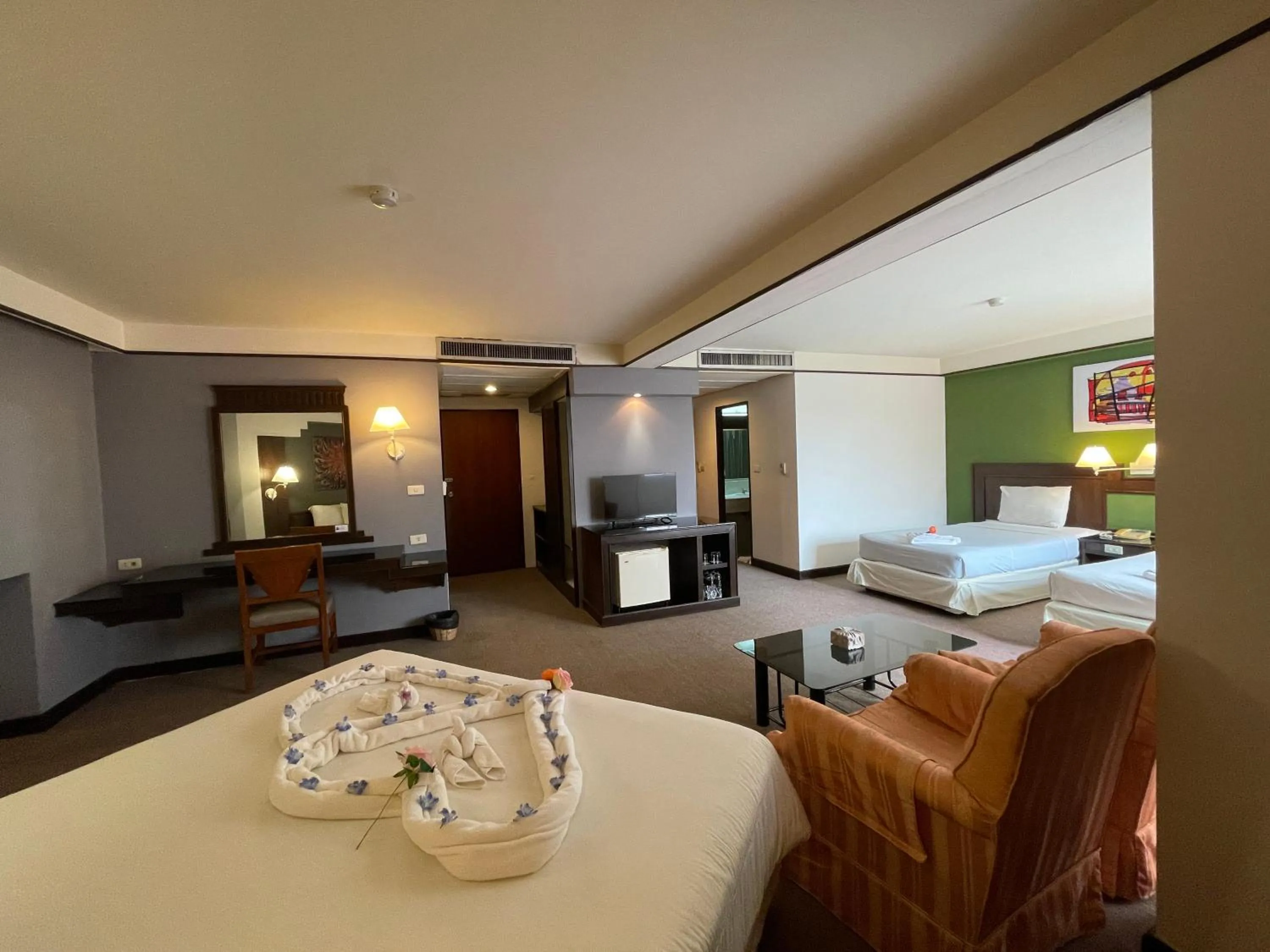 Bed in Songphanburi Hotel