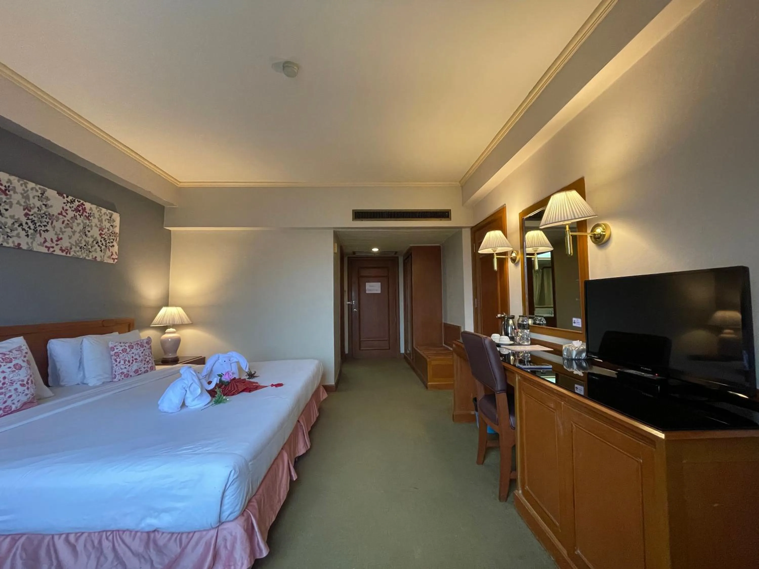 Bedroom, Bed in Songphanburi Hotel