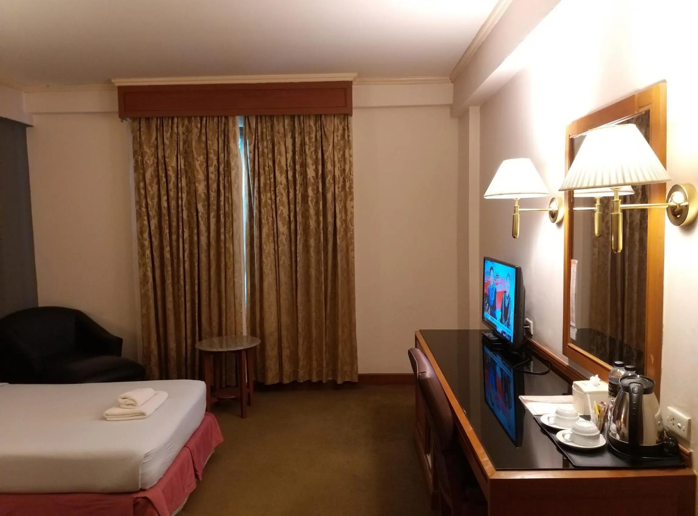 Seating area, Bed in Songphanburi Hotel