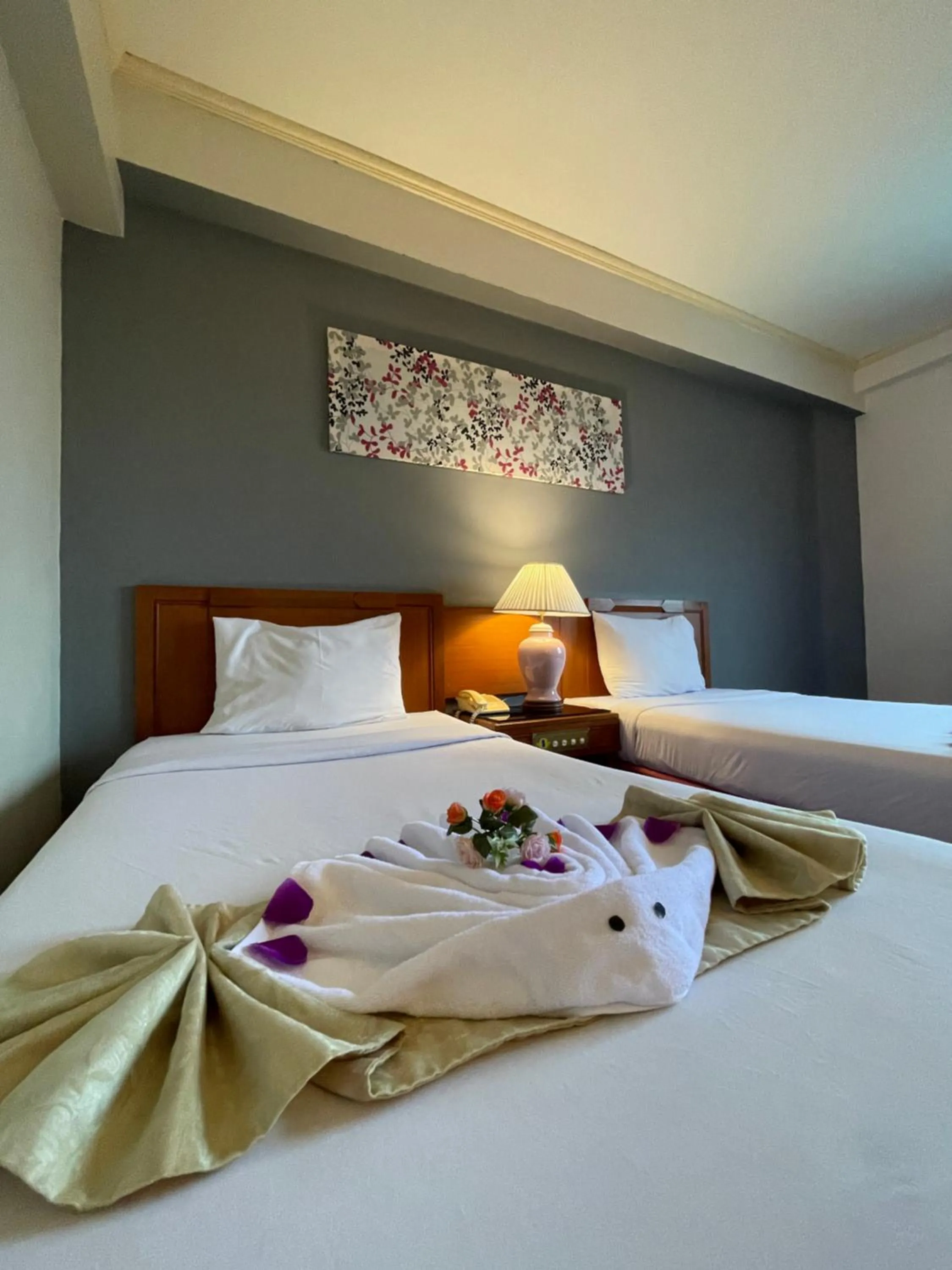 Bedroom, Bed in Songphanburi Hotel