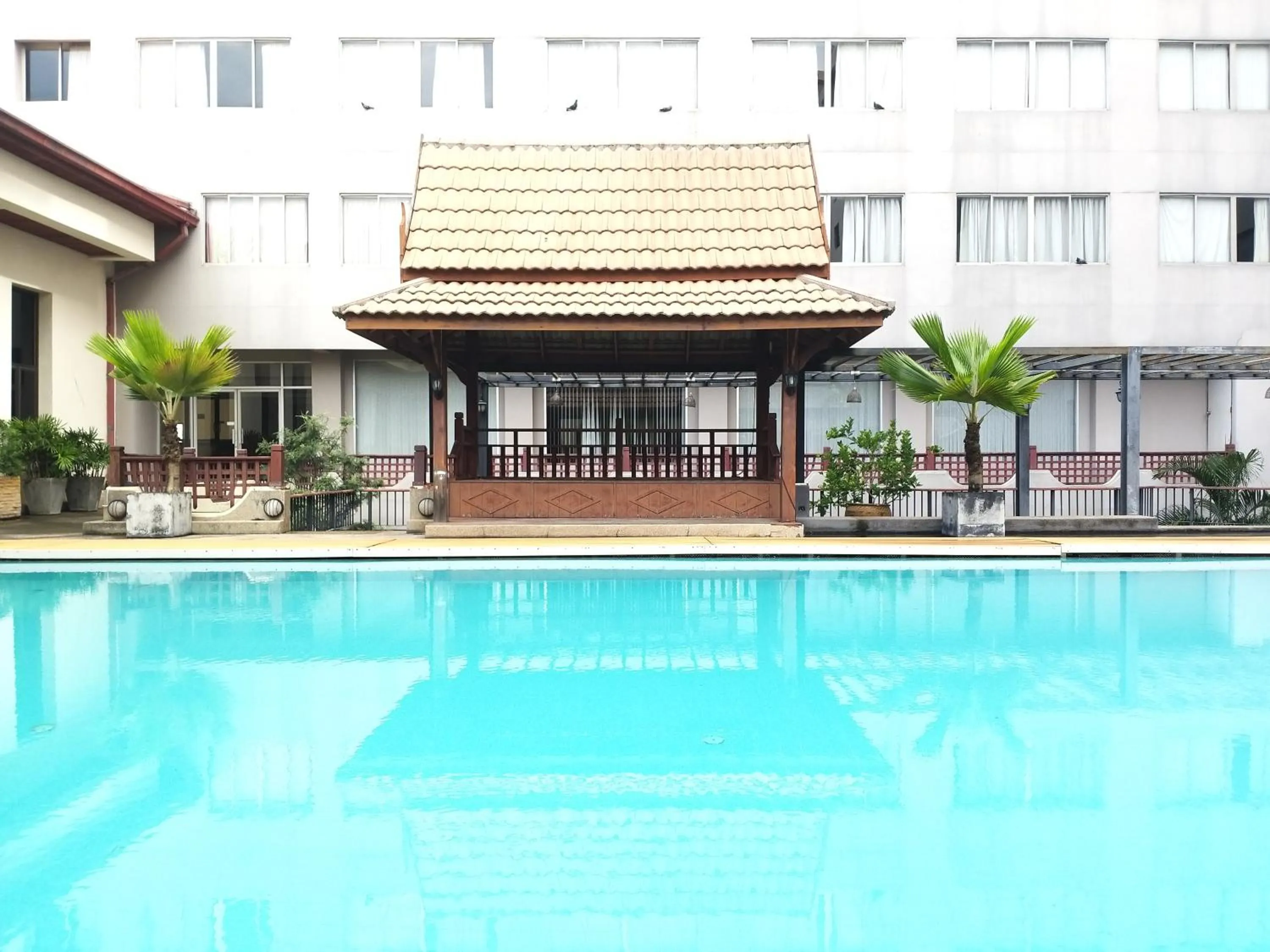 Swimming pool in Songphanburi Hotel