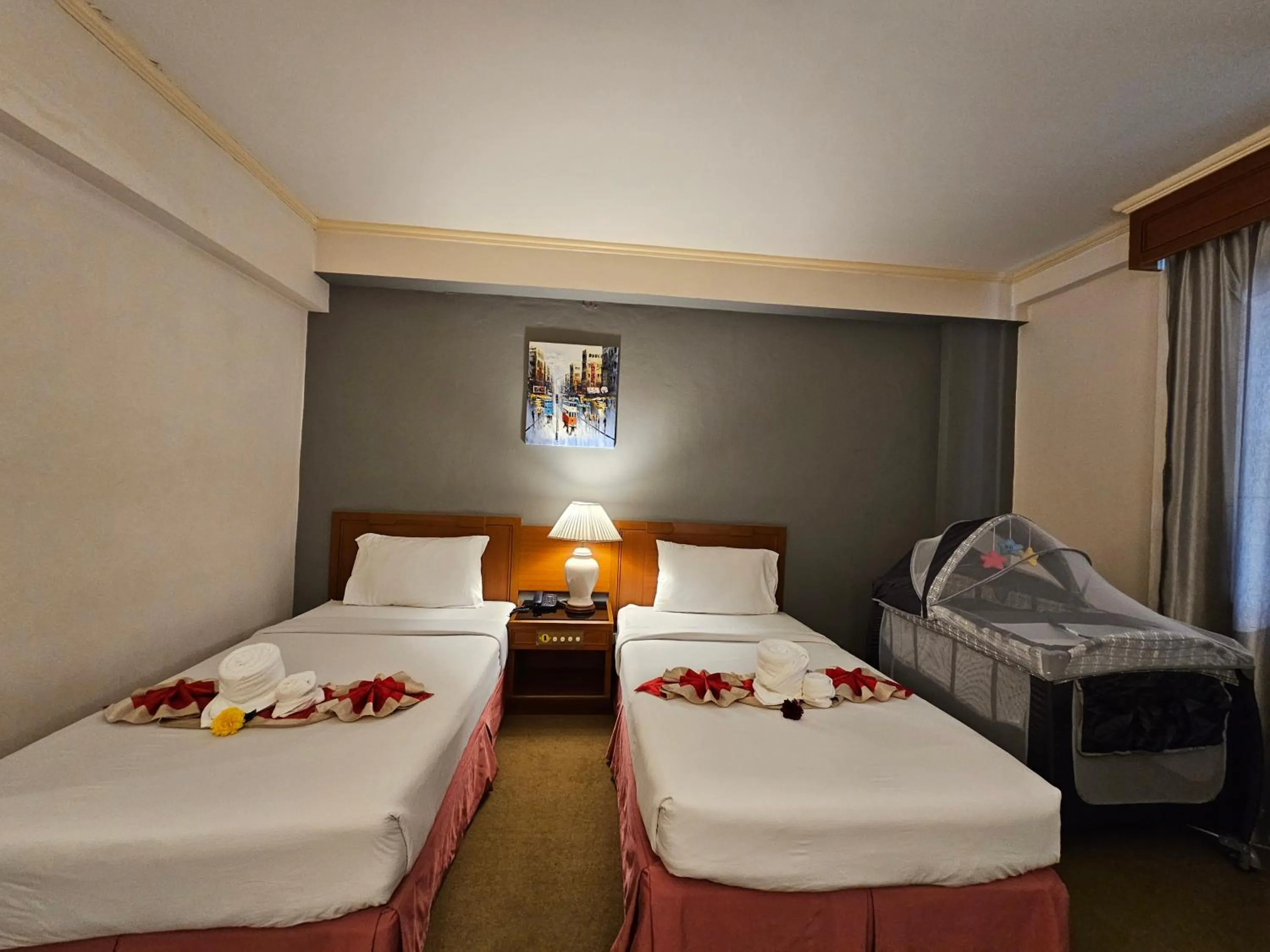 Bedroom, Bed in Songphanburi Hotel
