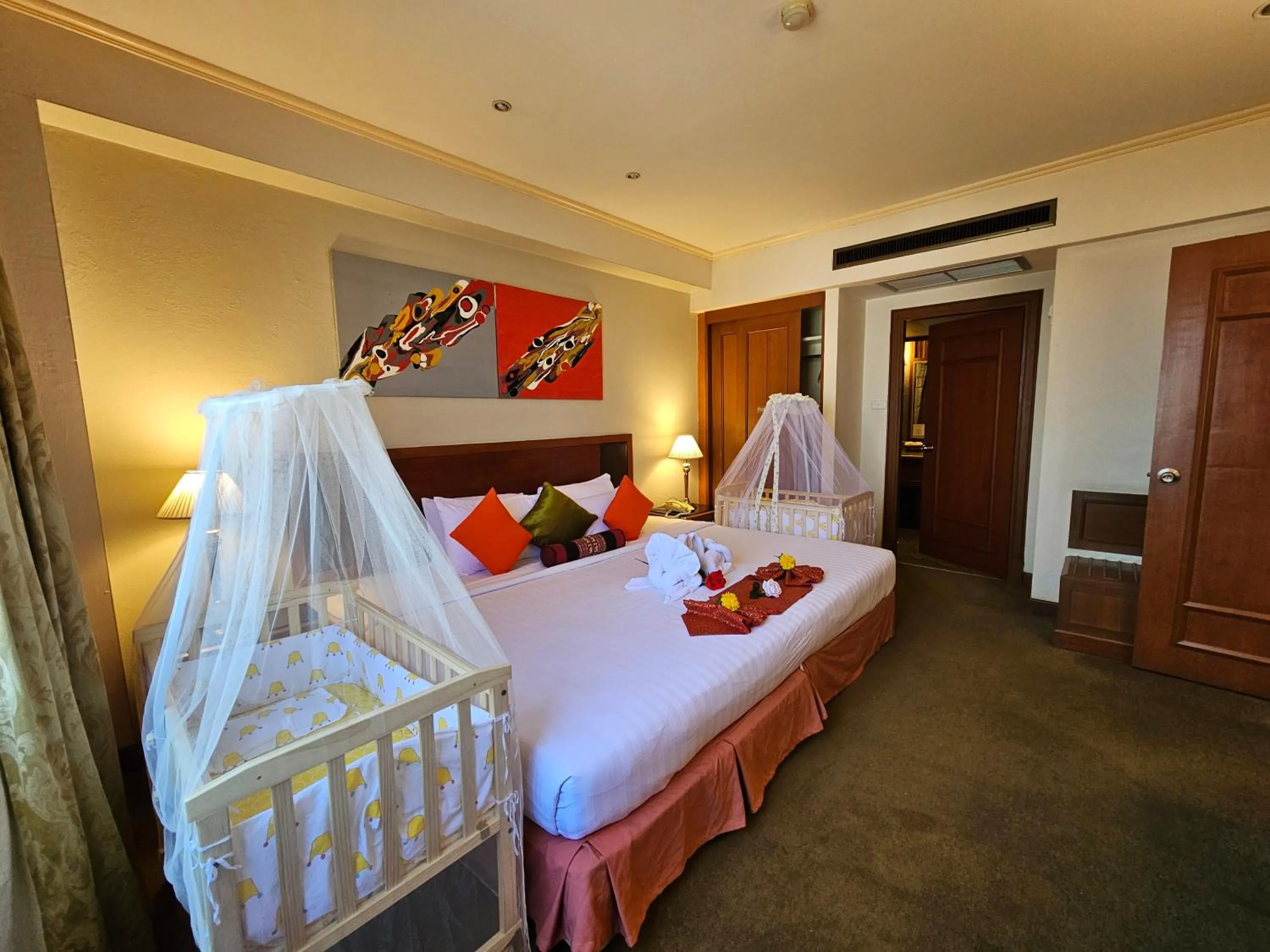 Bedroom, Bed in Songphanburi Hotel