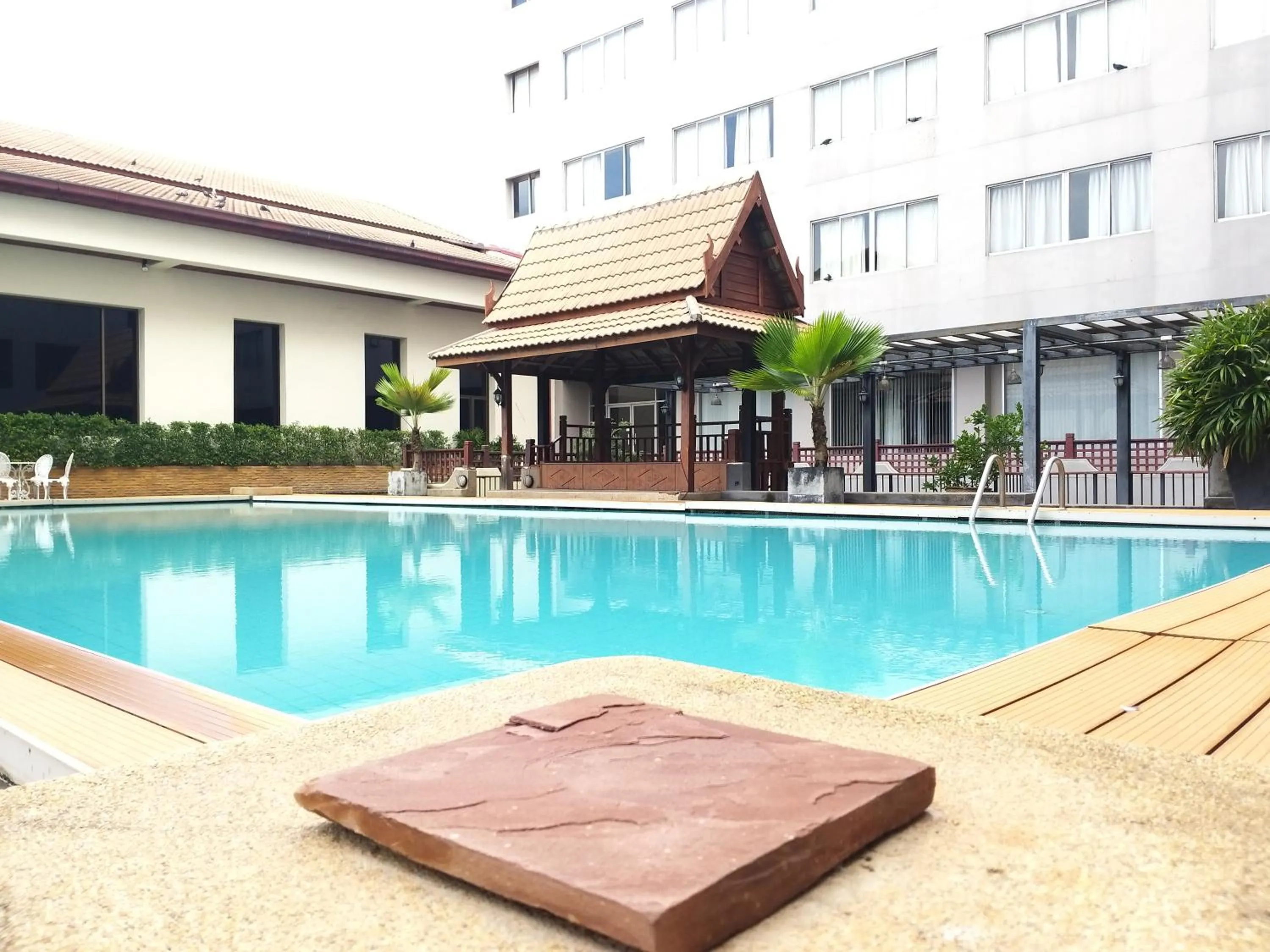 Swimming pool in Songphanburi Hotel
