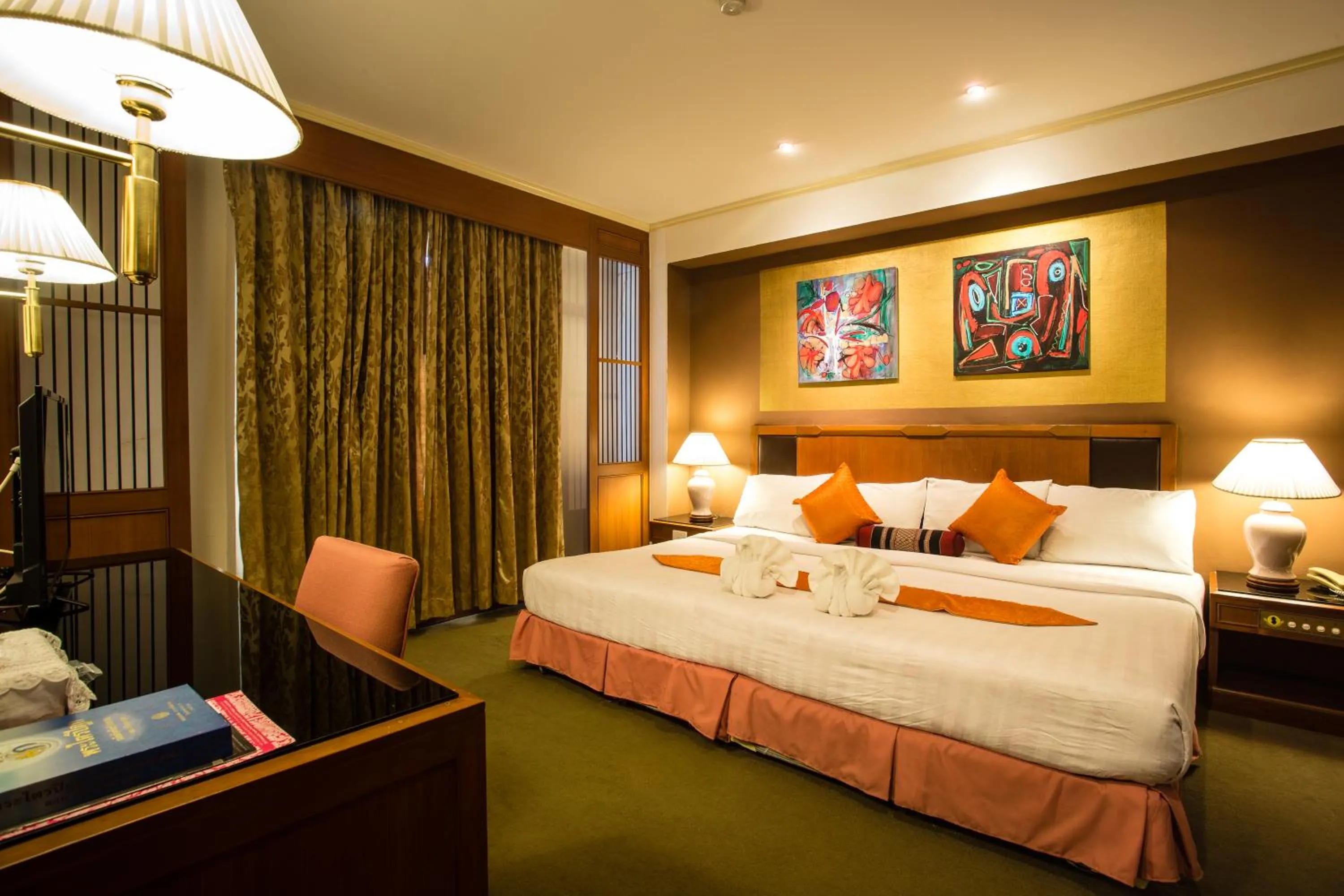 Bed in Songphanburi Hotel
