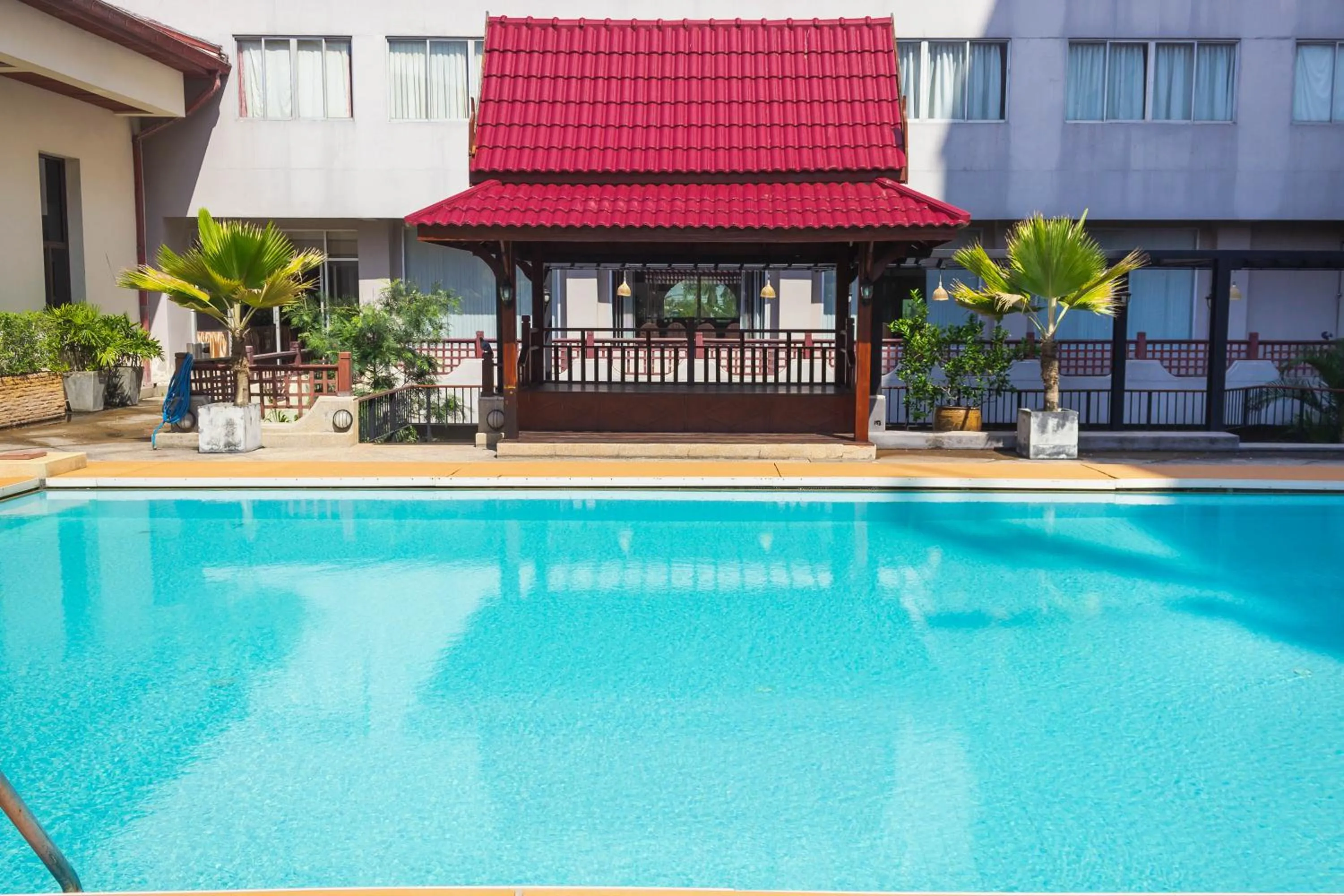 Swimming pool in Songphanburi Hotel