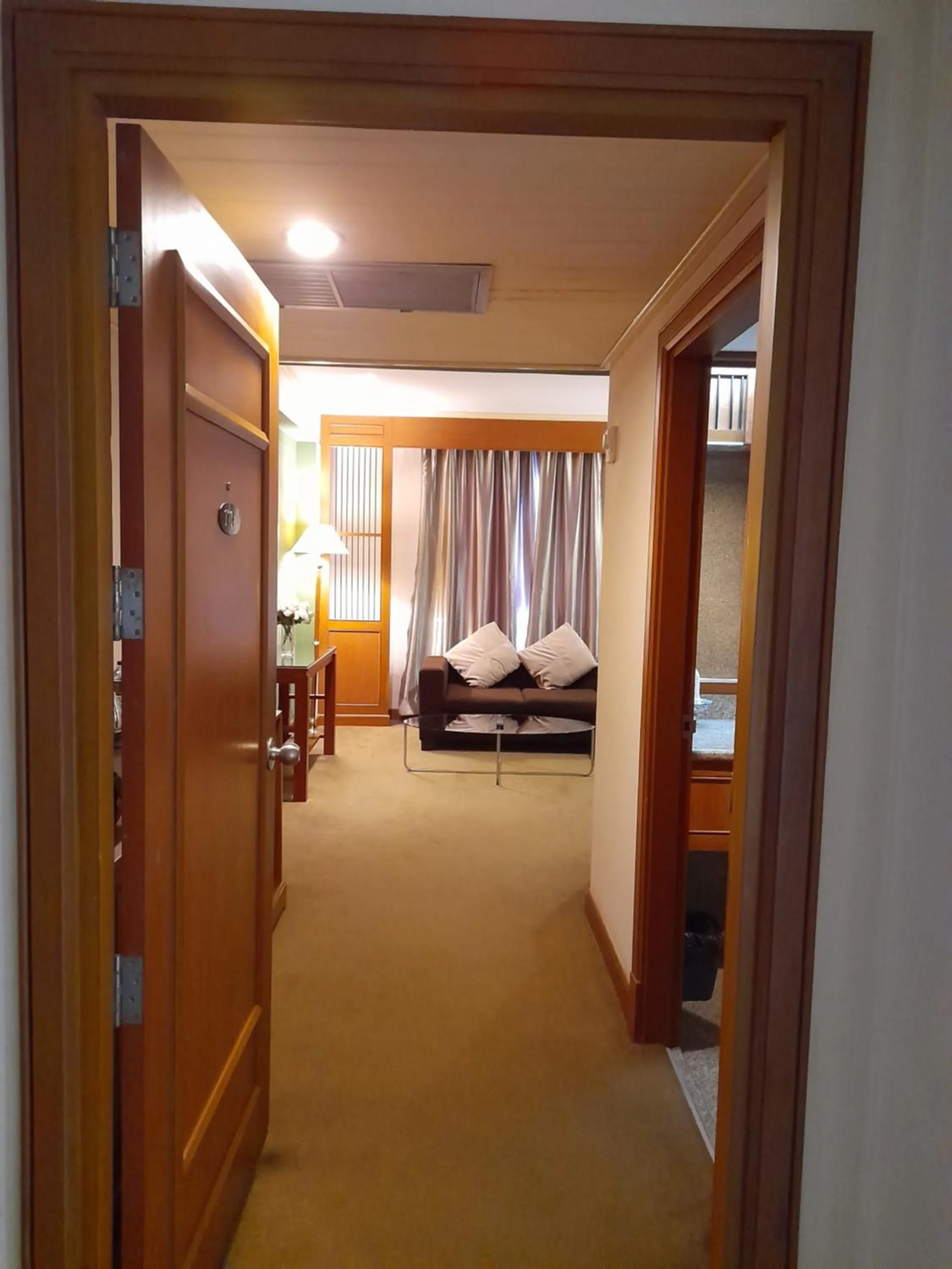 Facade/entrance, Bed in Songphanburi Hotel