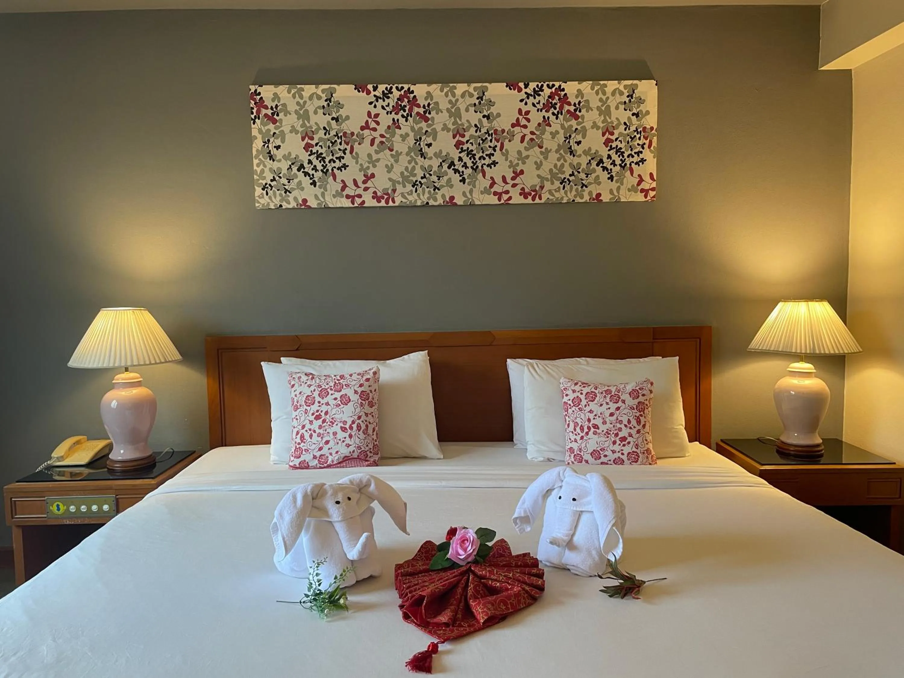 Bedroom, Bed in Songphanburi Hotel