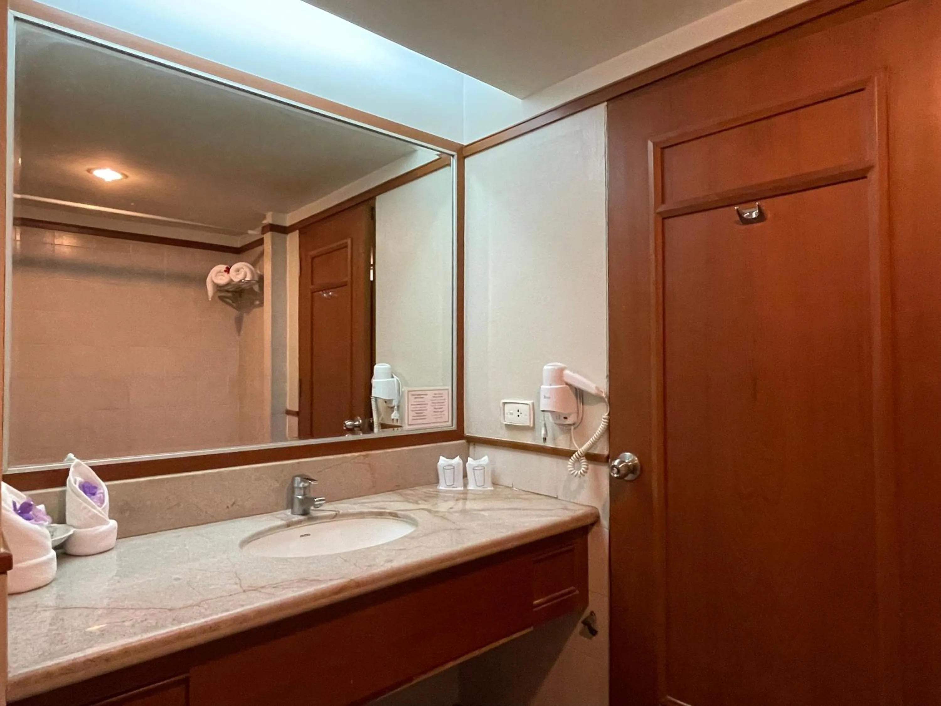 Bathroom in Songphanburi Hotel