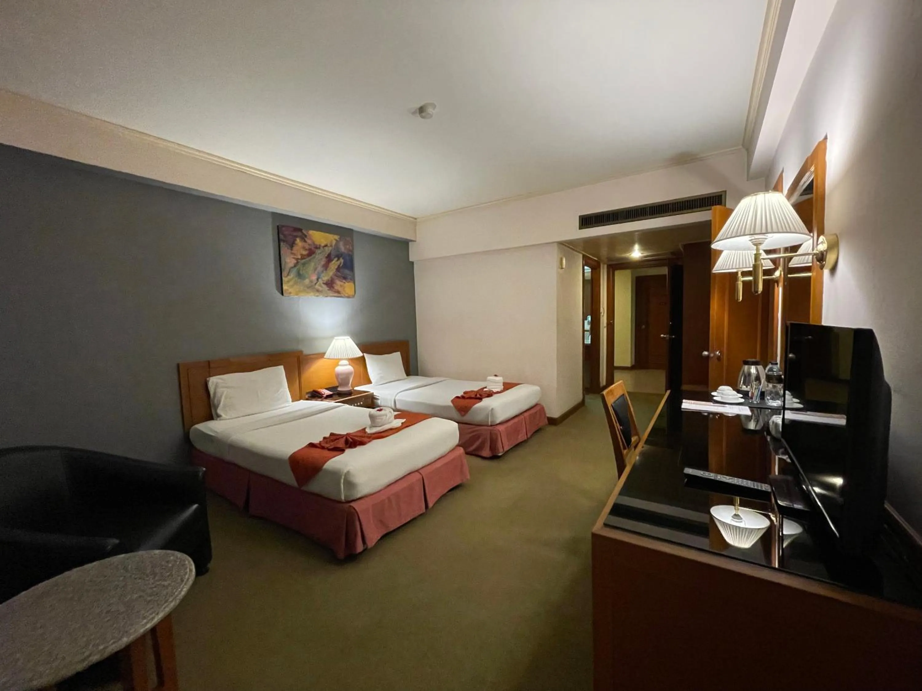 Bedroom, Bed in Songphanburi Hotel