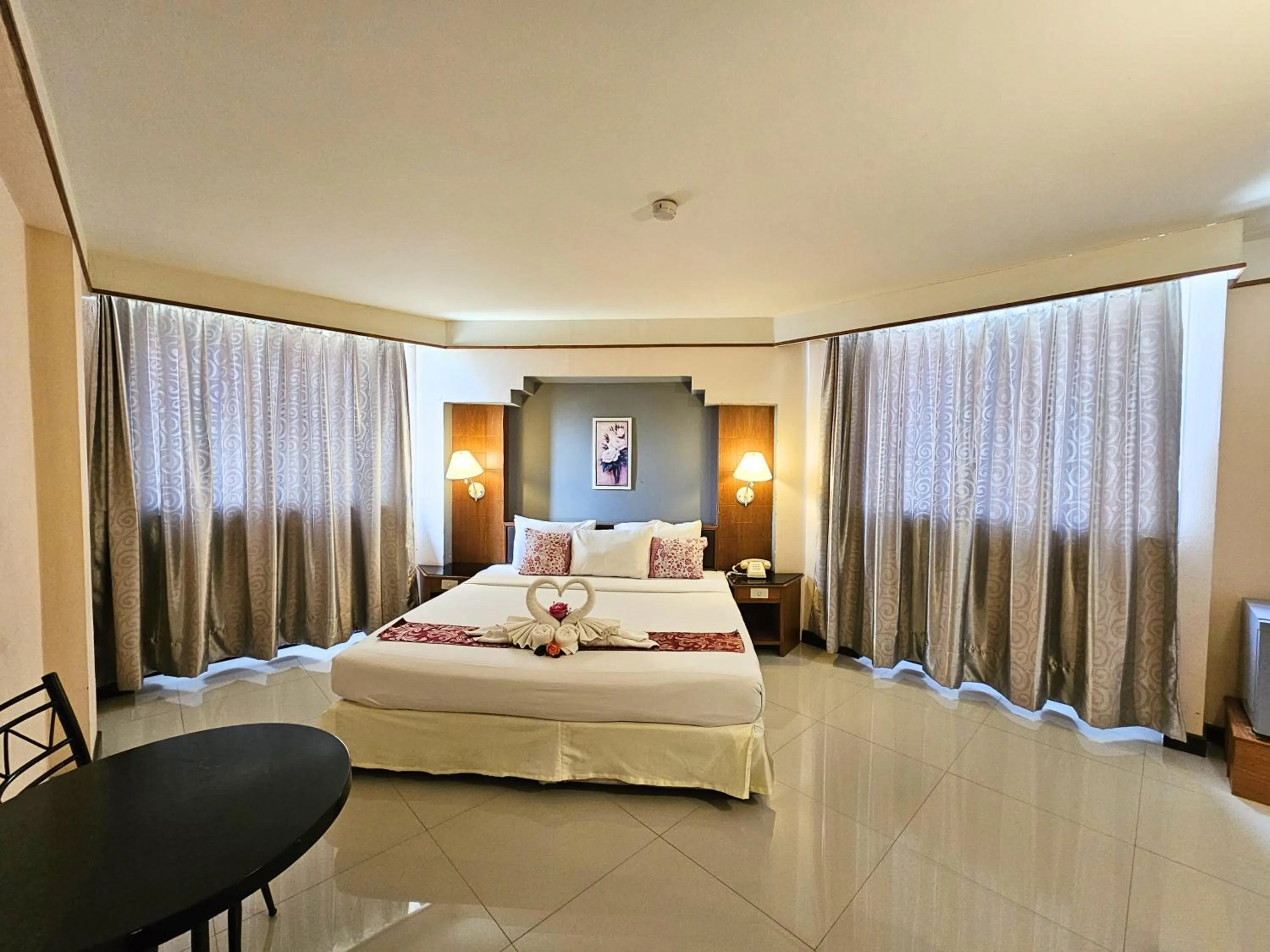 Bed in Songphanburi Hotel