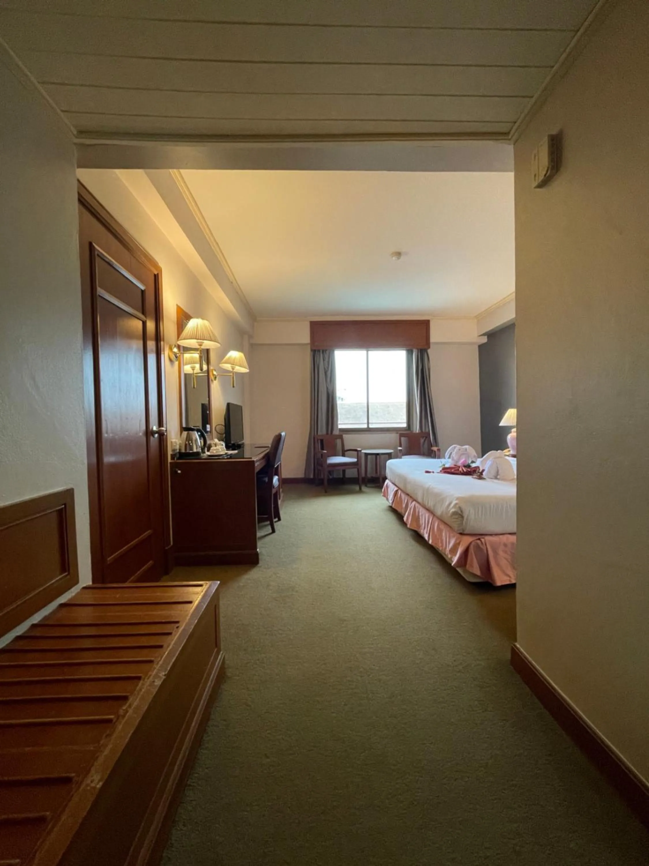 Bedroom, Bed in Songphanburi Hotel