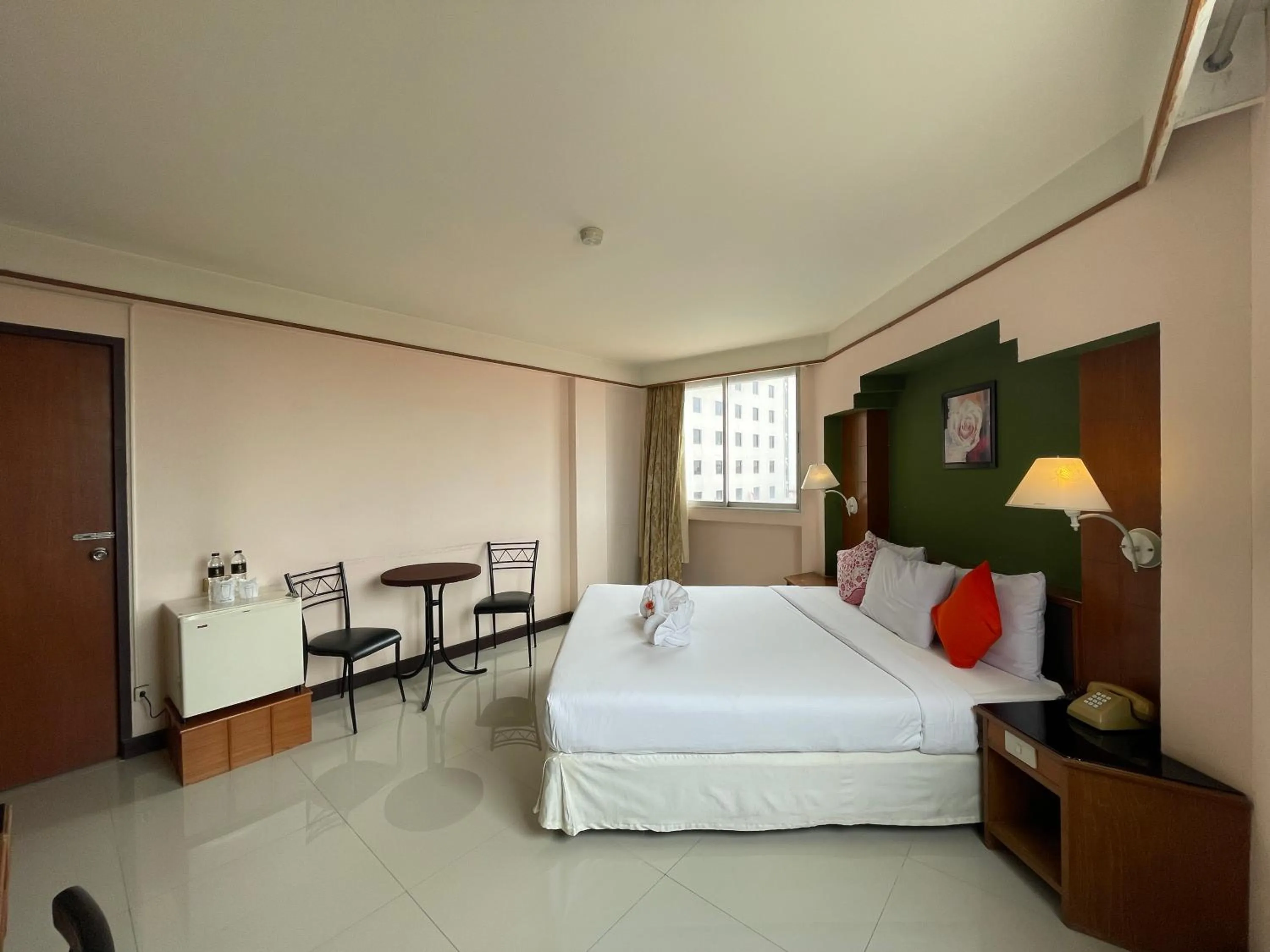Bed in Songphanburi Hotel