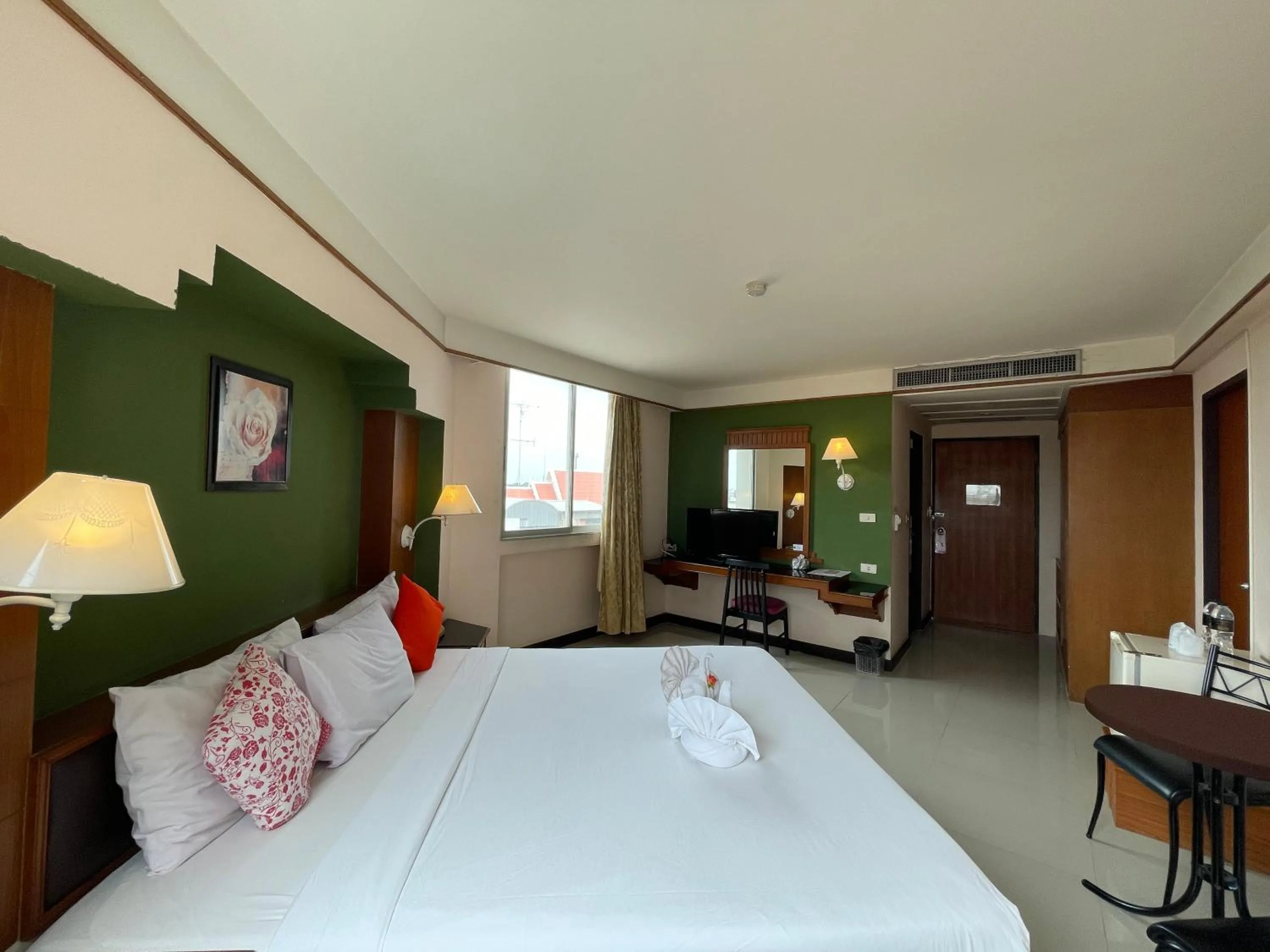 Bed in Songphanburi Hotel