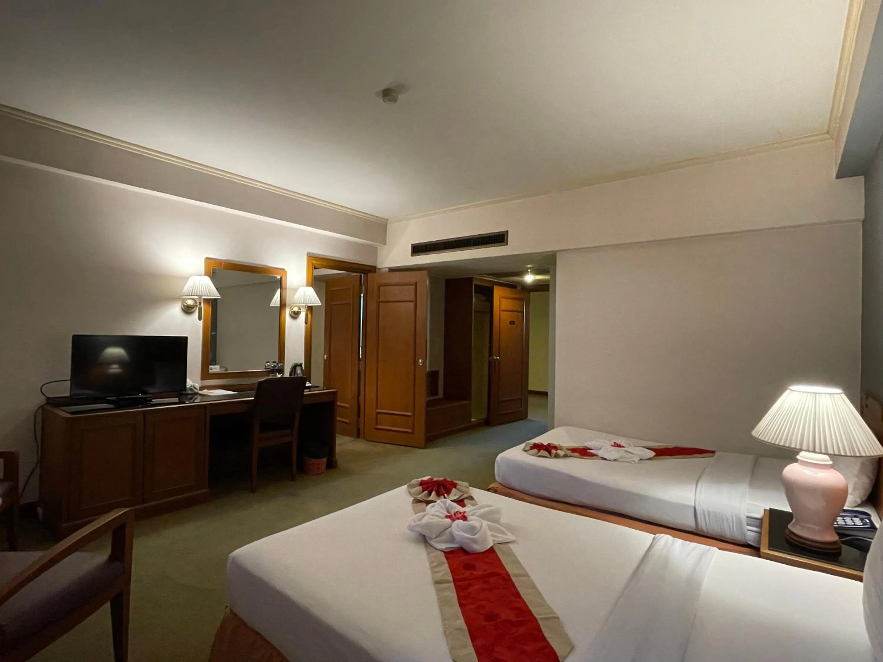 Bedroom, Bed in Songphanburi Hotel