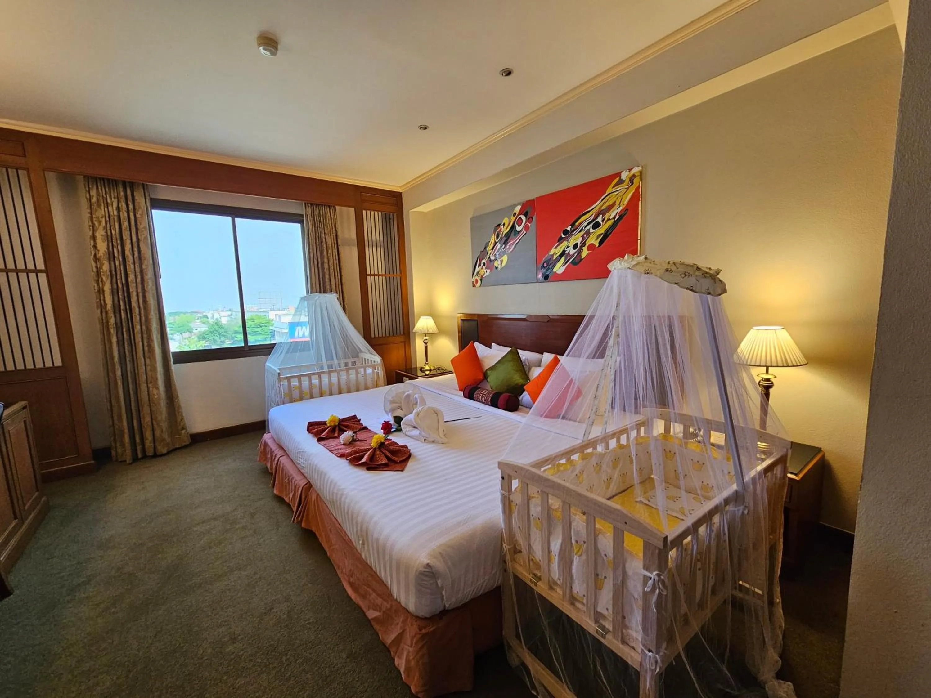 Bedroom, Bed in Songphanburi Hotel