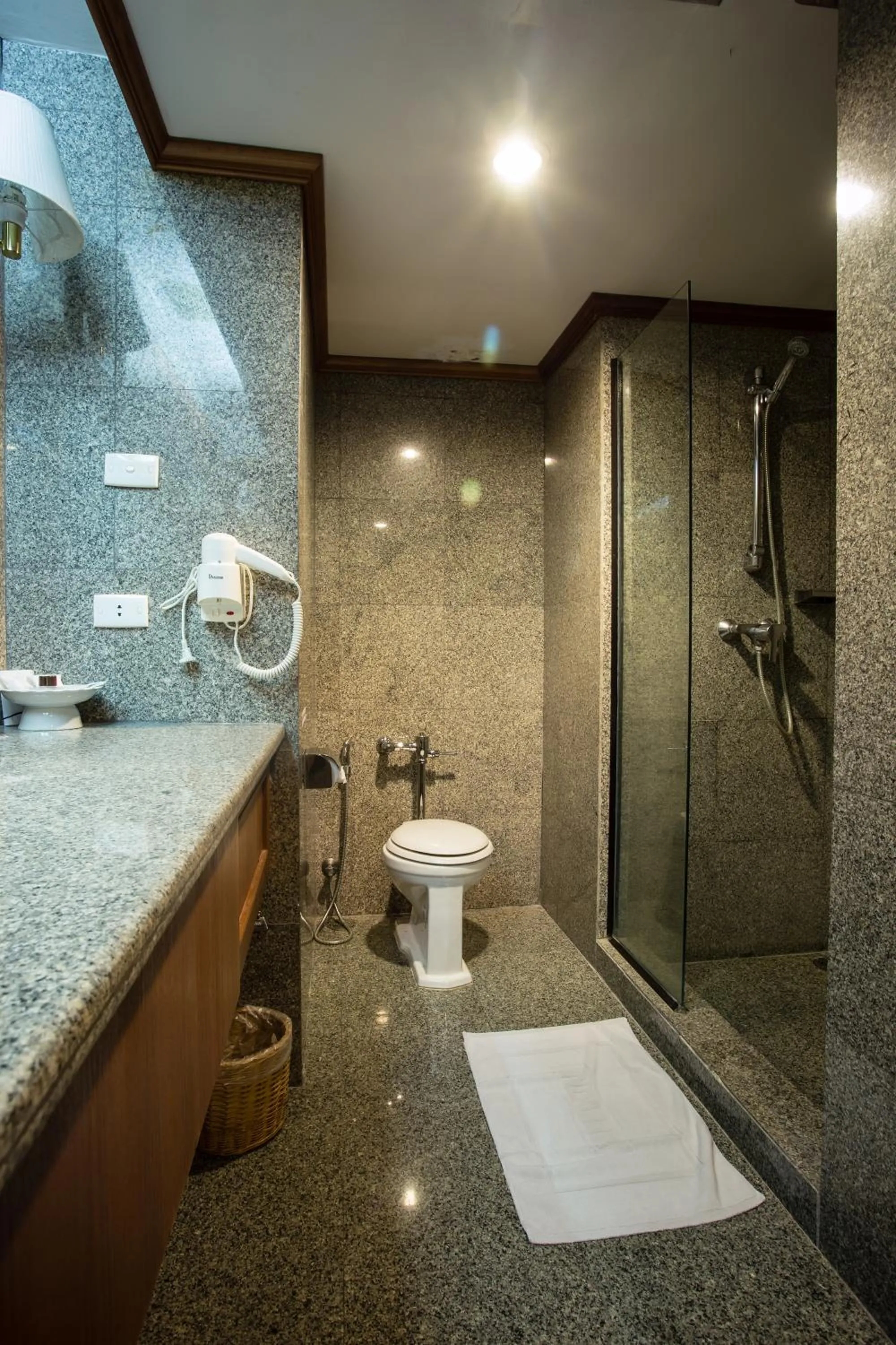 Bathroom in Songphanburi Hotel