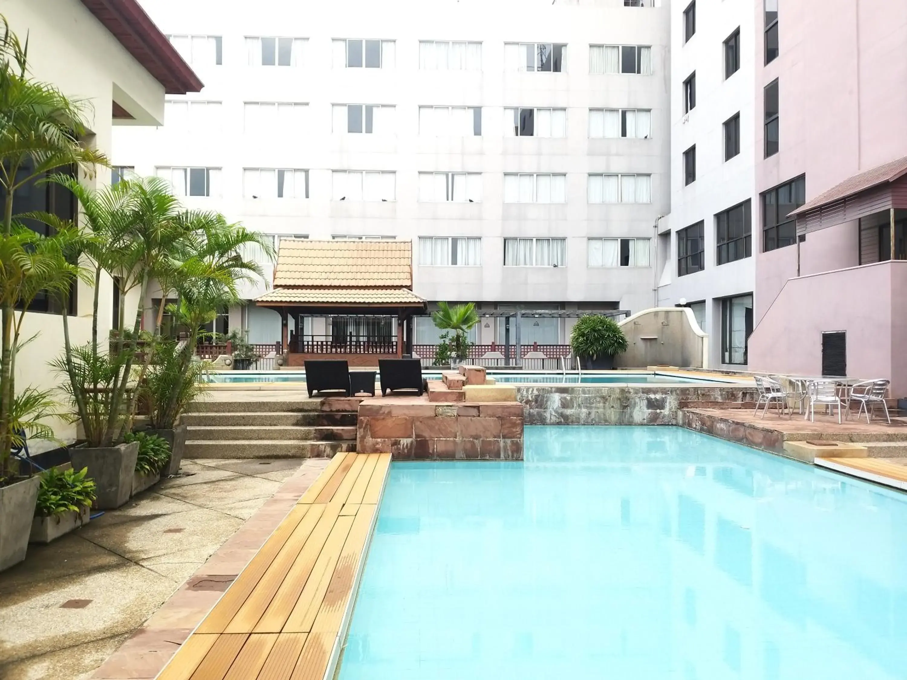 Property building in Songphanburi Hotel Property building in Songphanburi Hotel