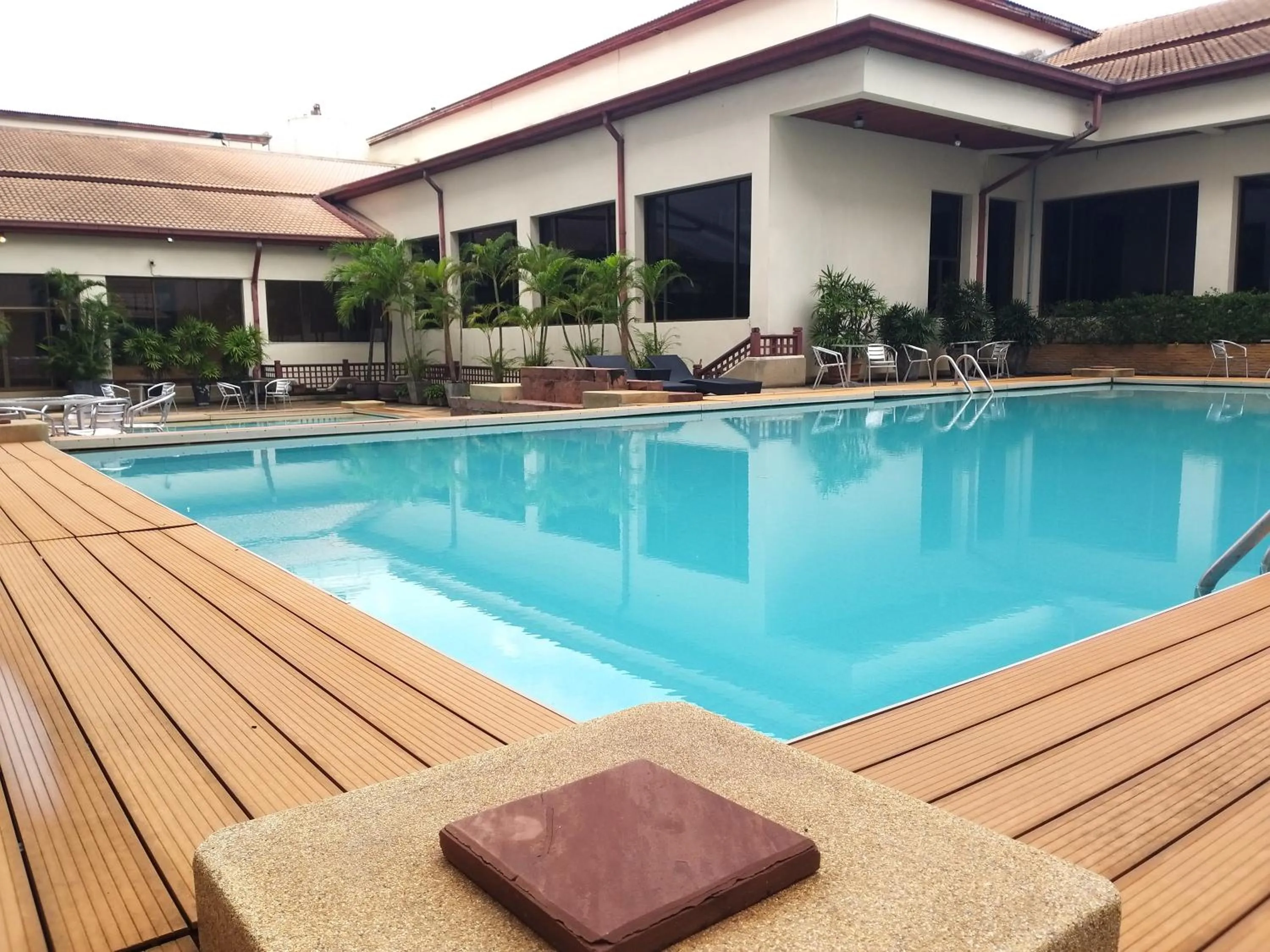 Swimming pool in Songphanburi Hotel