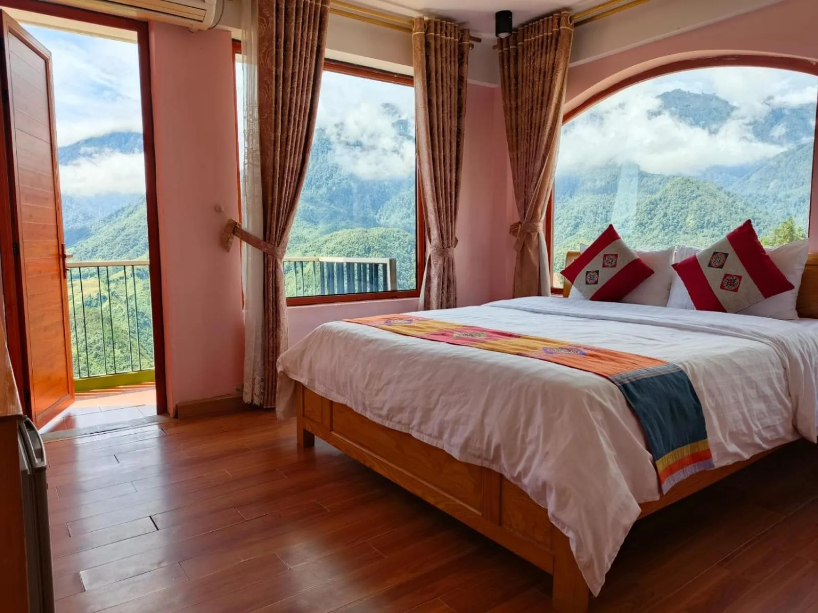 Bed in Sapa Scenery Hotel