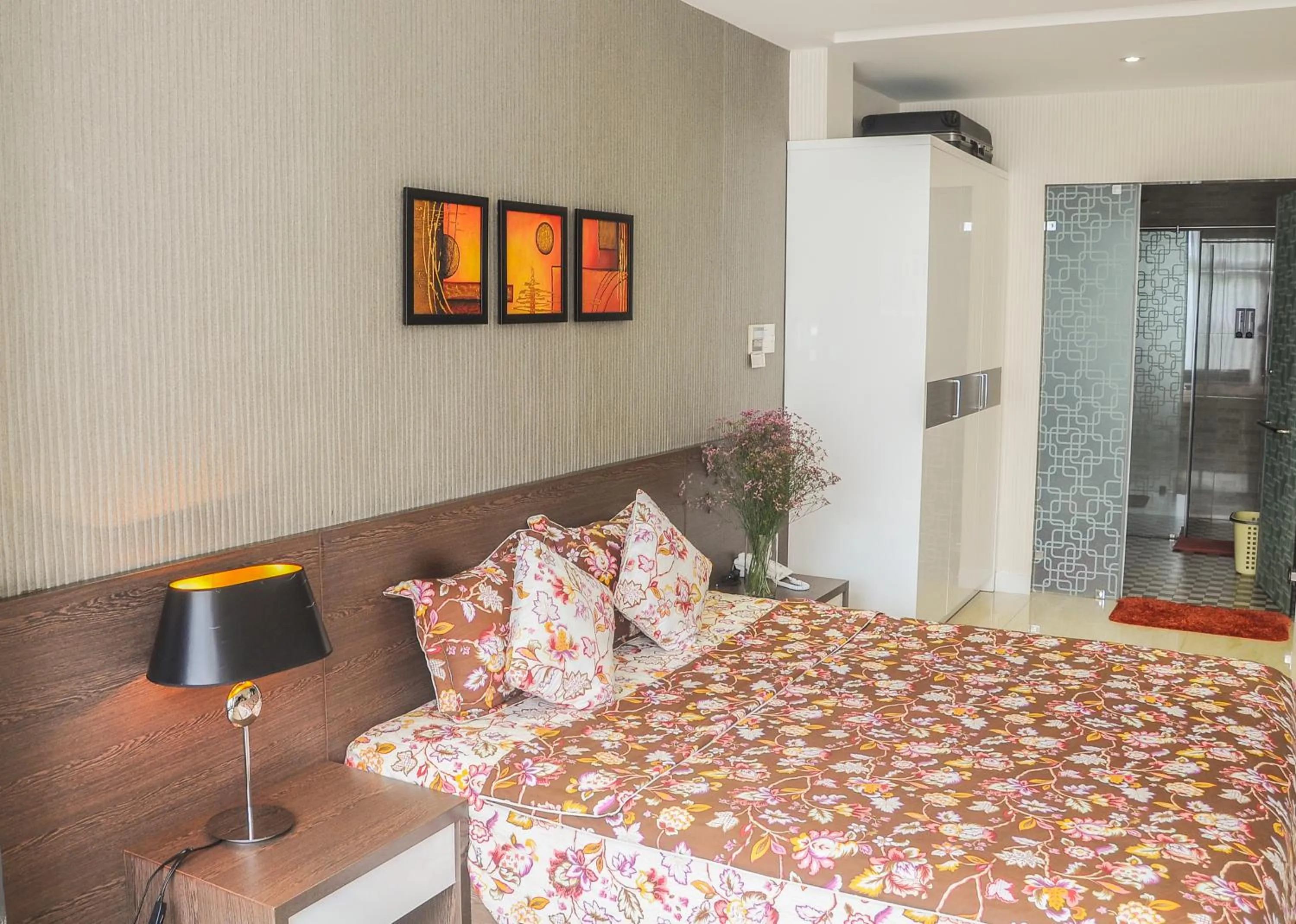 Toilet, Bed in Sunny Serviced Apartment