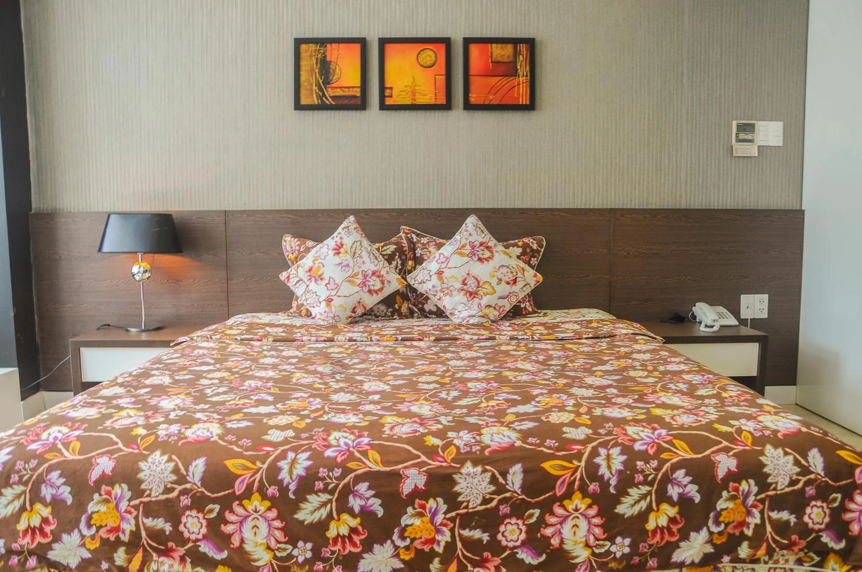 Bed in Sunny Serviced Apartment