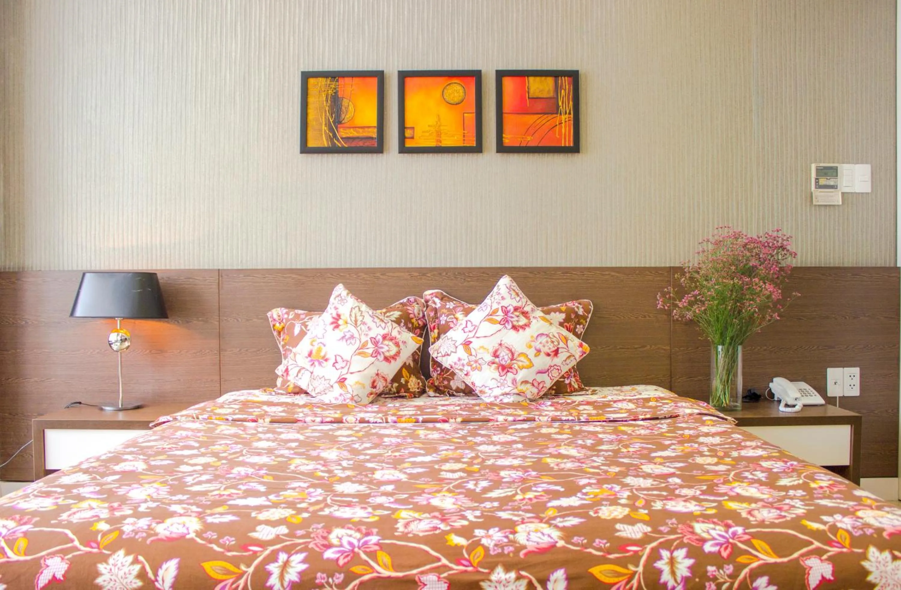 Bed in Sunny Serviced Apartment