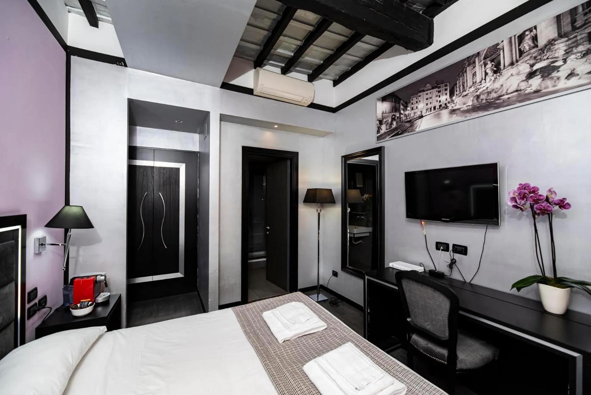 Bed in Imperium Suite Navona