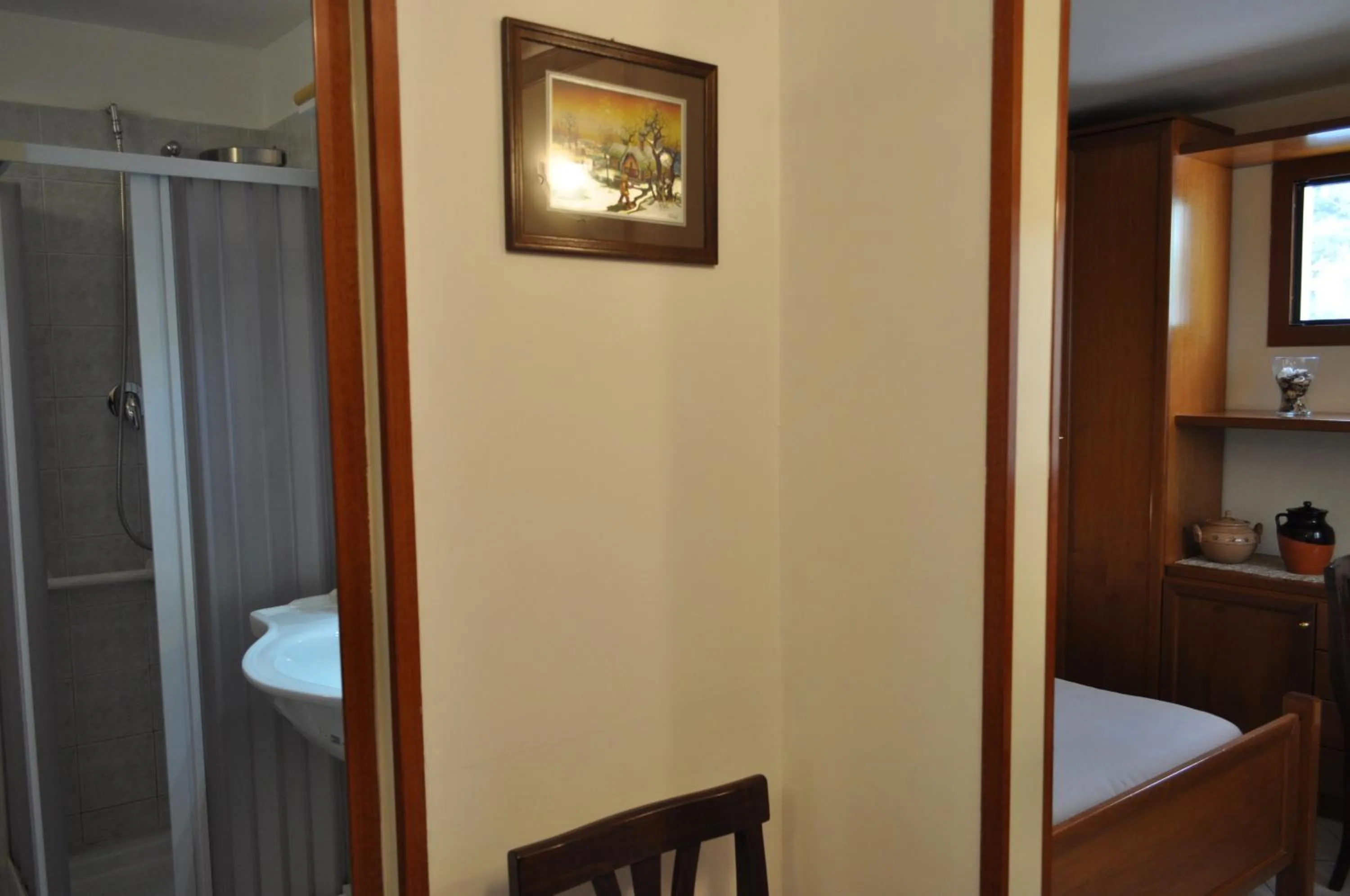 Shower, Bed in 7 Contrade