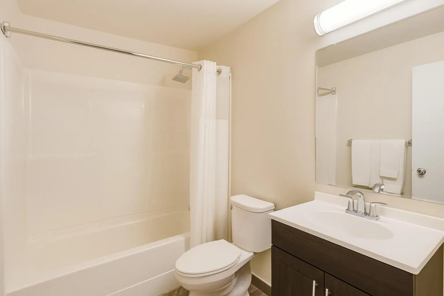 Bathroom in Travelodge by Wyndham Valleyview AB