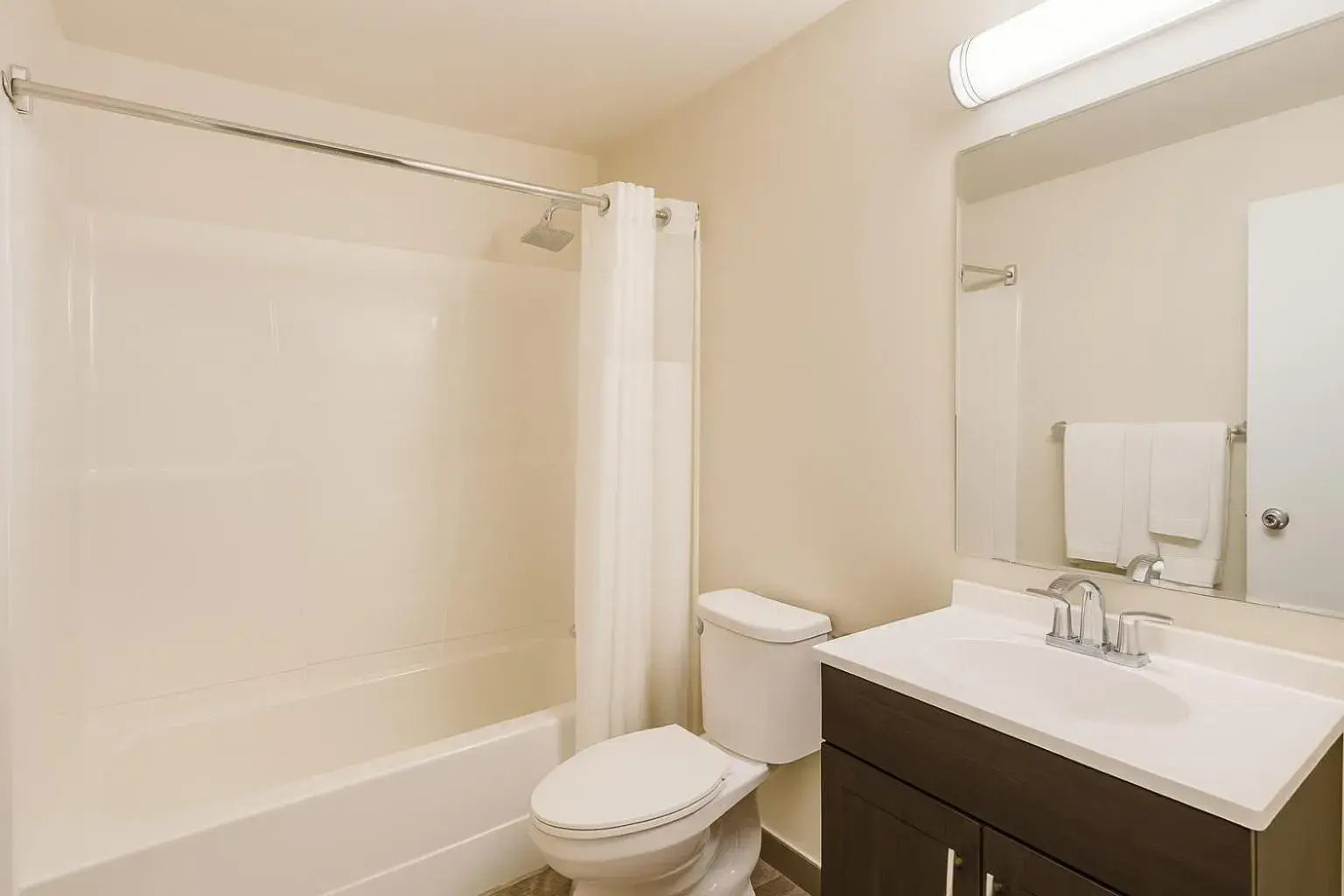 Bathroom in Travelodge by Wyndham Valleyview AB Bathroom in Travelodge by Wyndham Valleyview AB