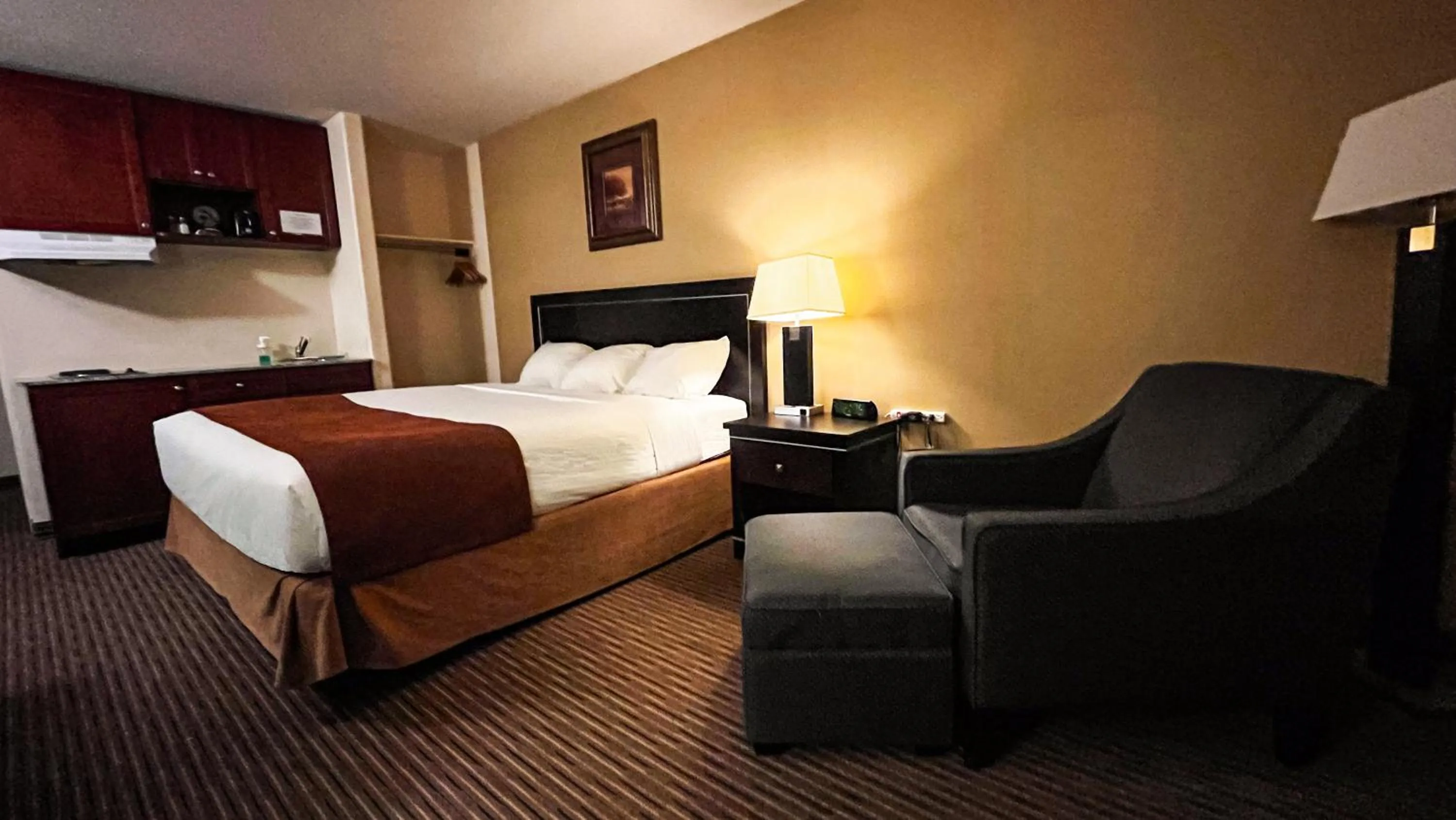 Restaurant/places to eat, Bed in Travelodge by Wyndham Valleyview AB