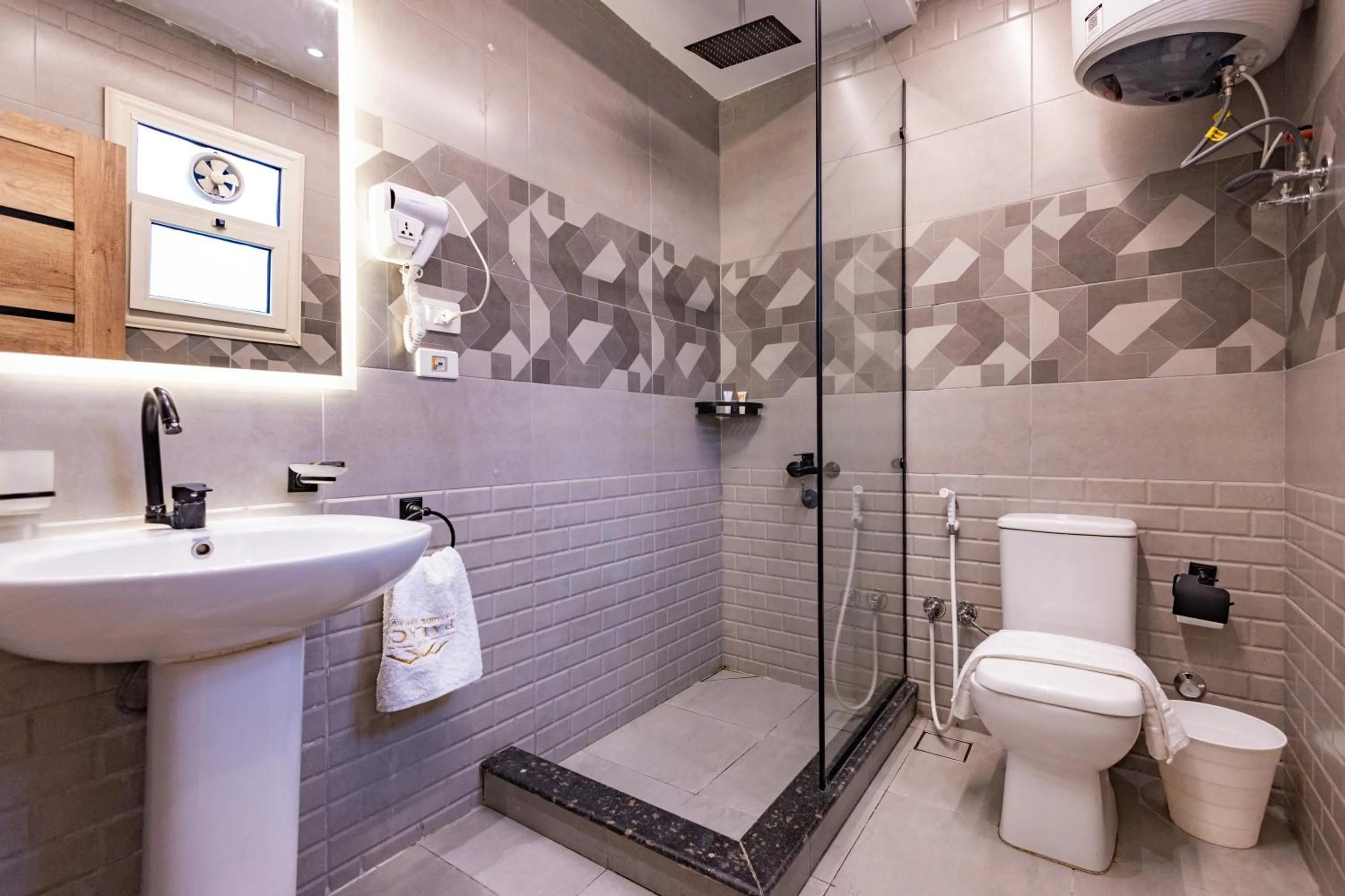 Shower in The Palace Pyramids View Hotel