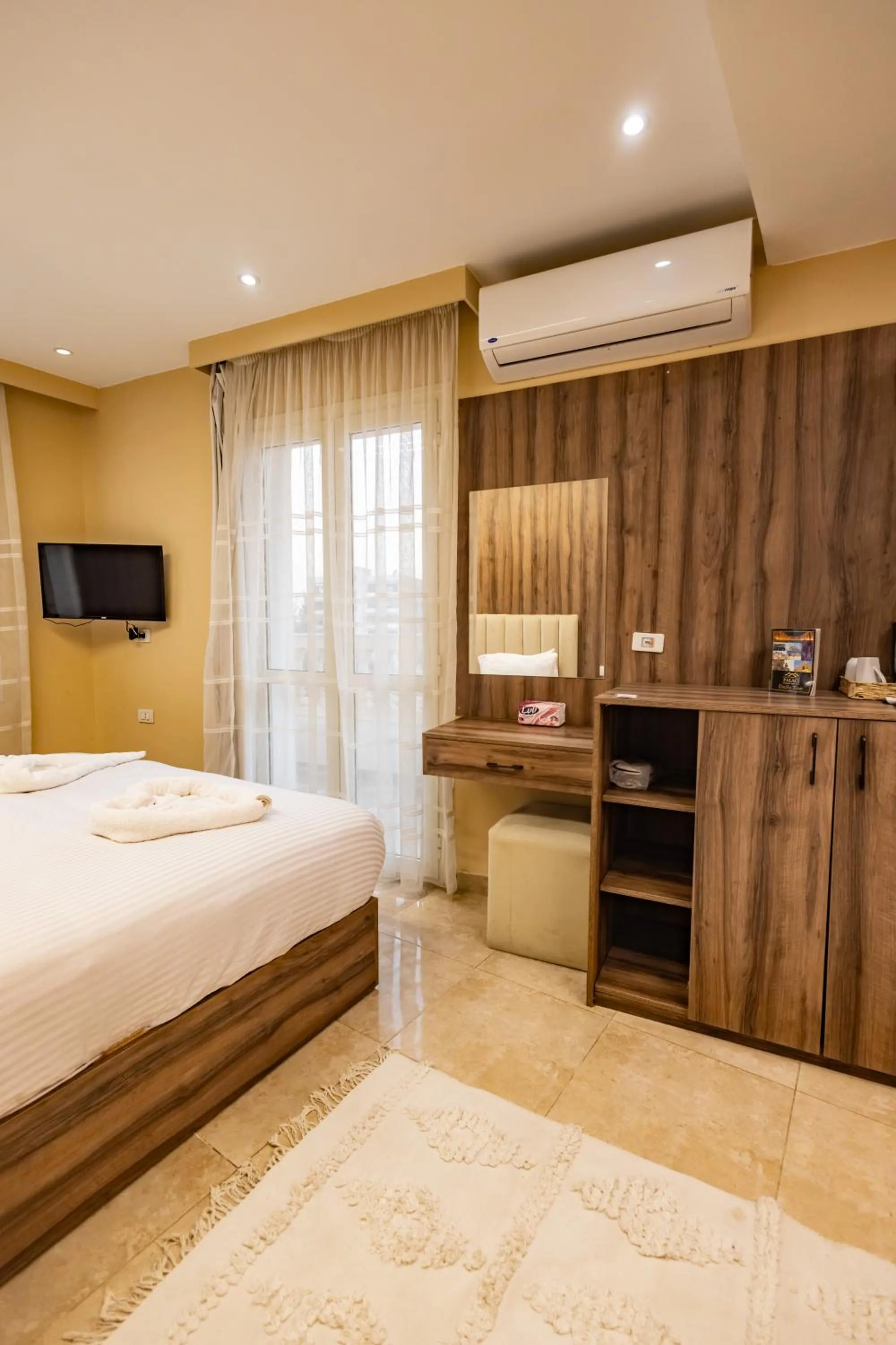 air conditioner, Bed in The Palace Pyramids View Hotel