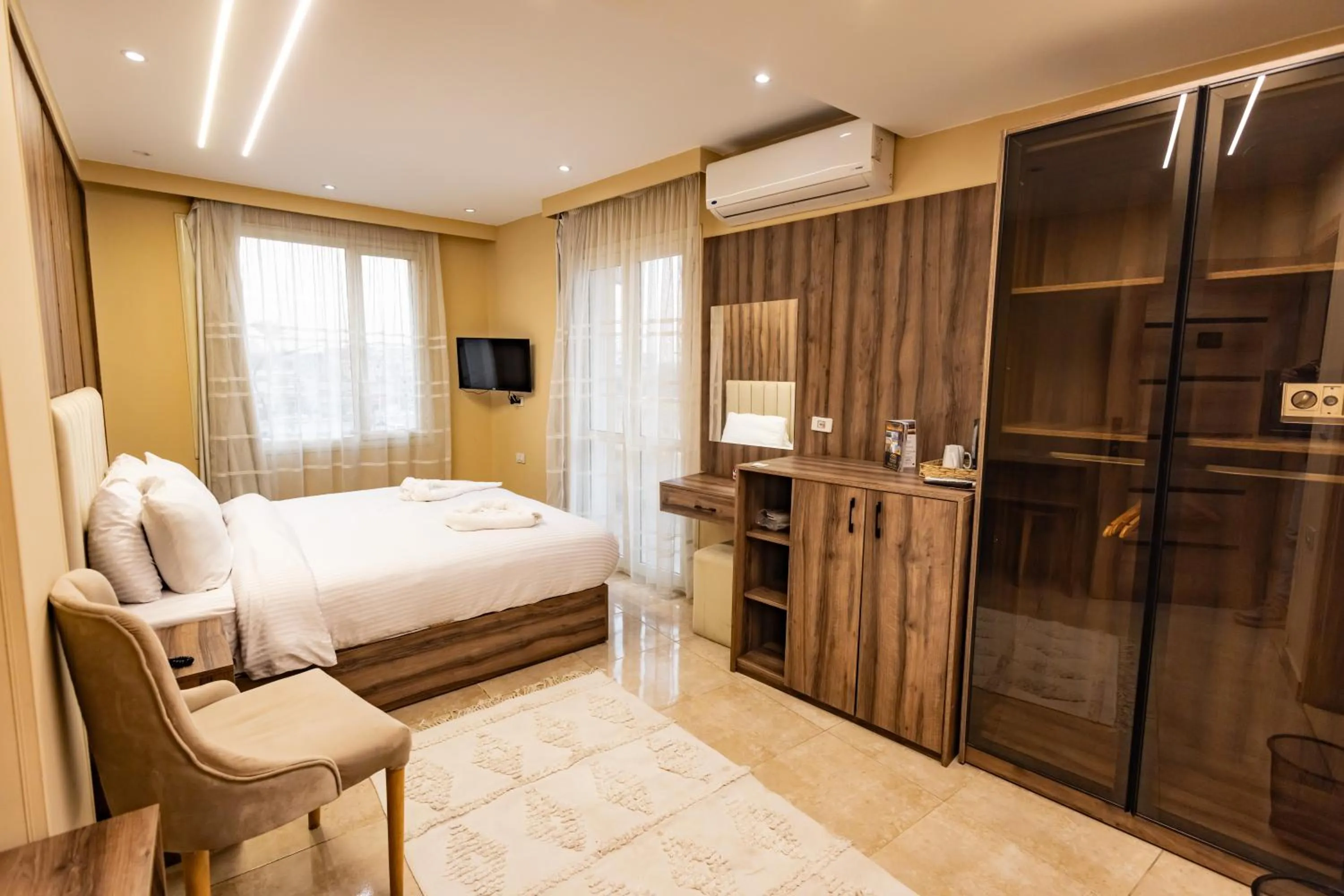 Photo of the whole room, Bed in The Palace Pyramids View Hotel