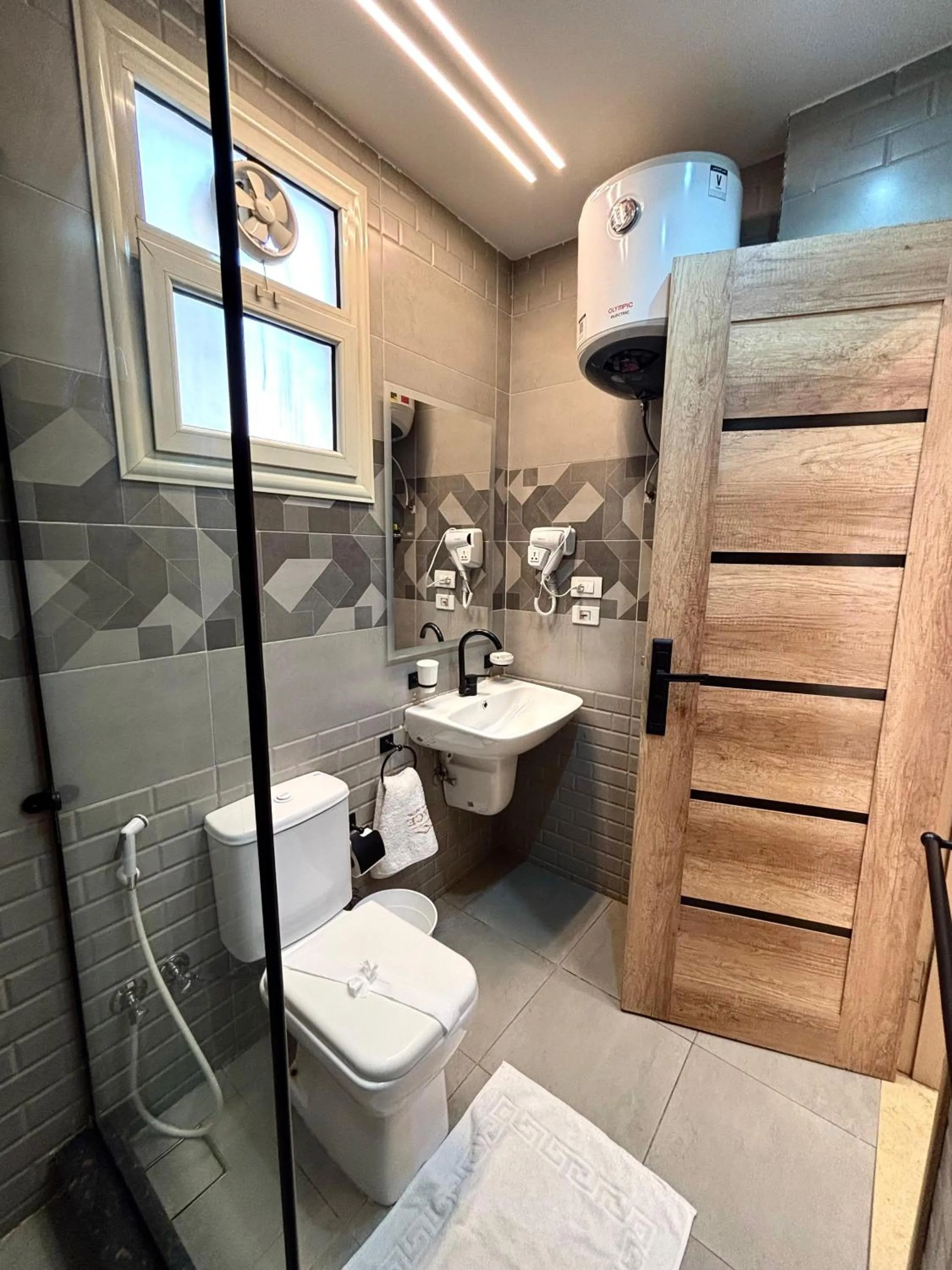 Shower in The Palace Pyramids View Hotel