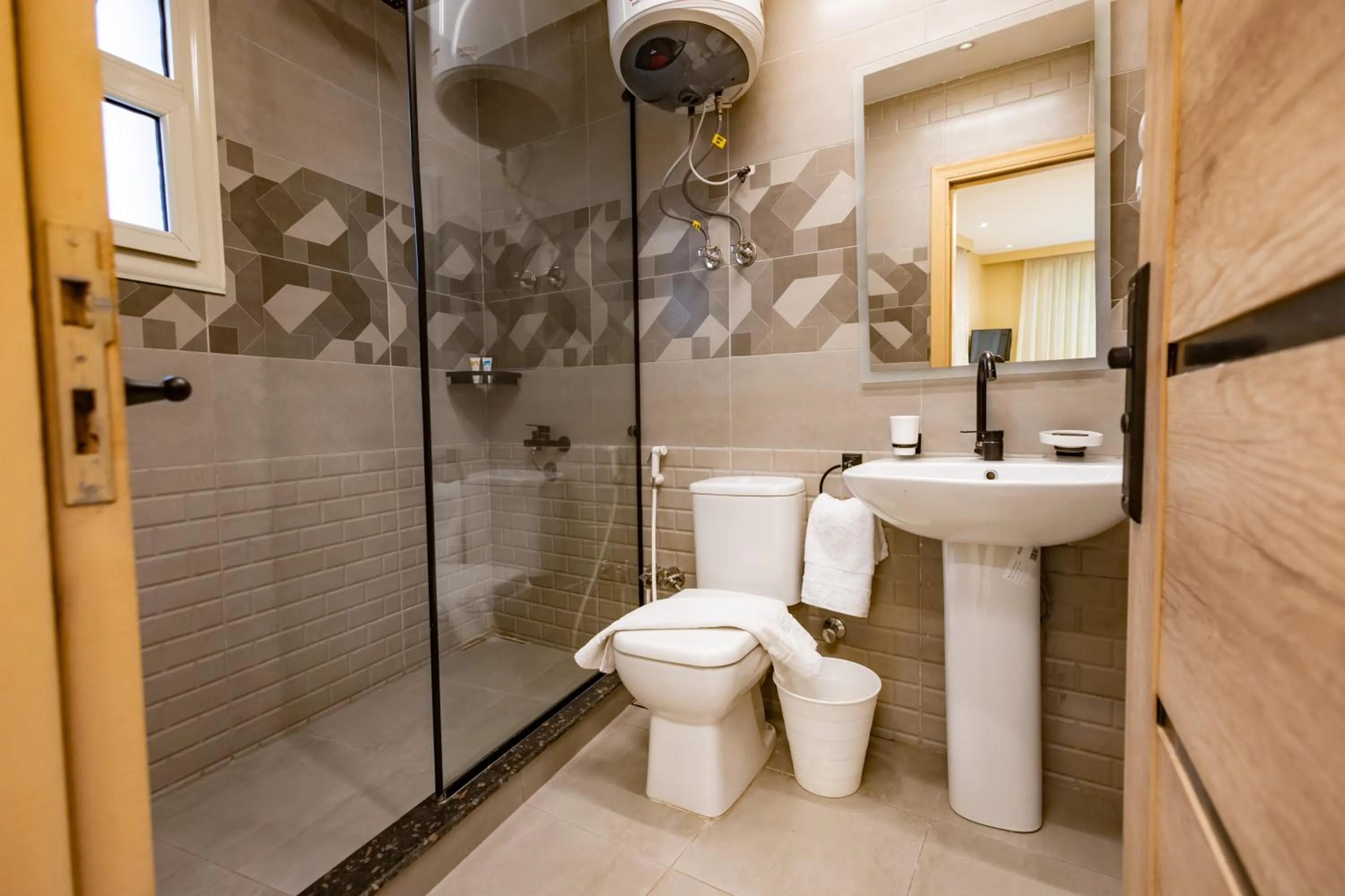 Shower in The Palace Pyramids View Hotel