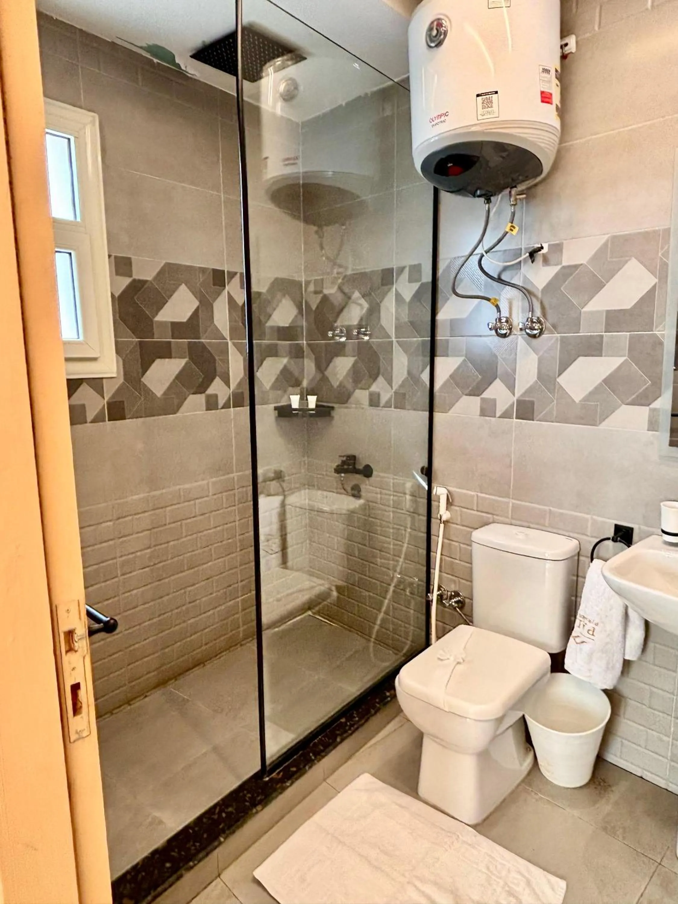 Shower in The Palace Pyramids View Hotel