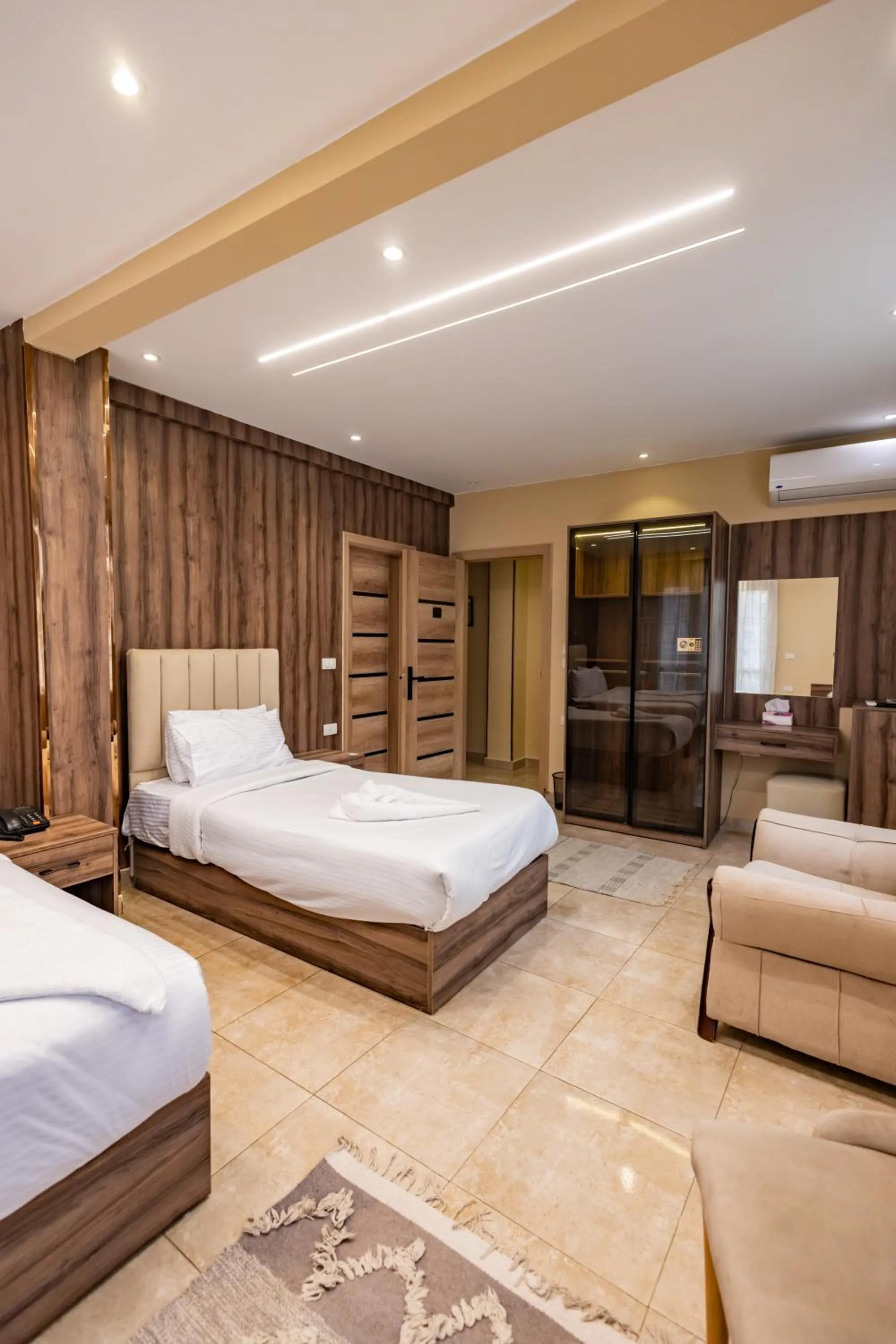 wardrobe, Bed in The Palace Pyramids View Hotel