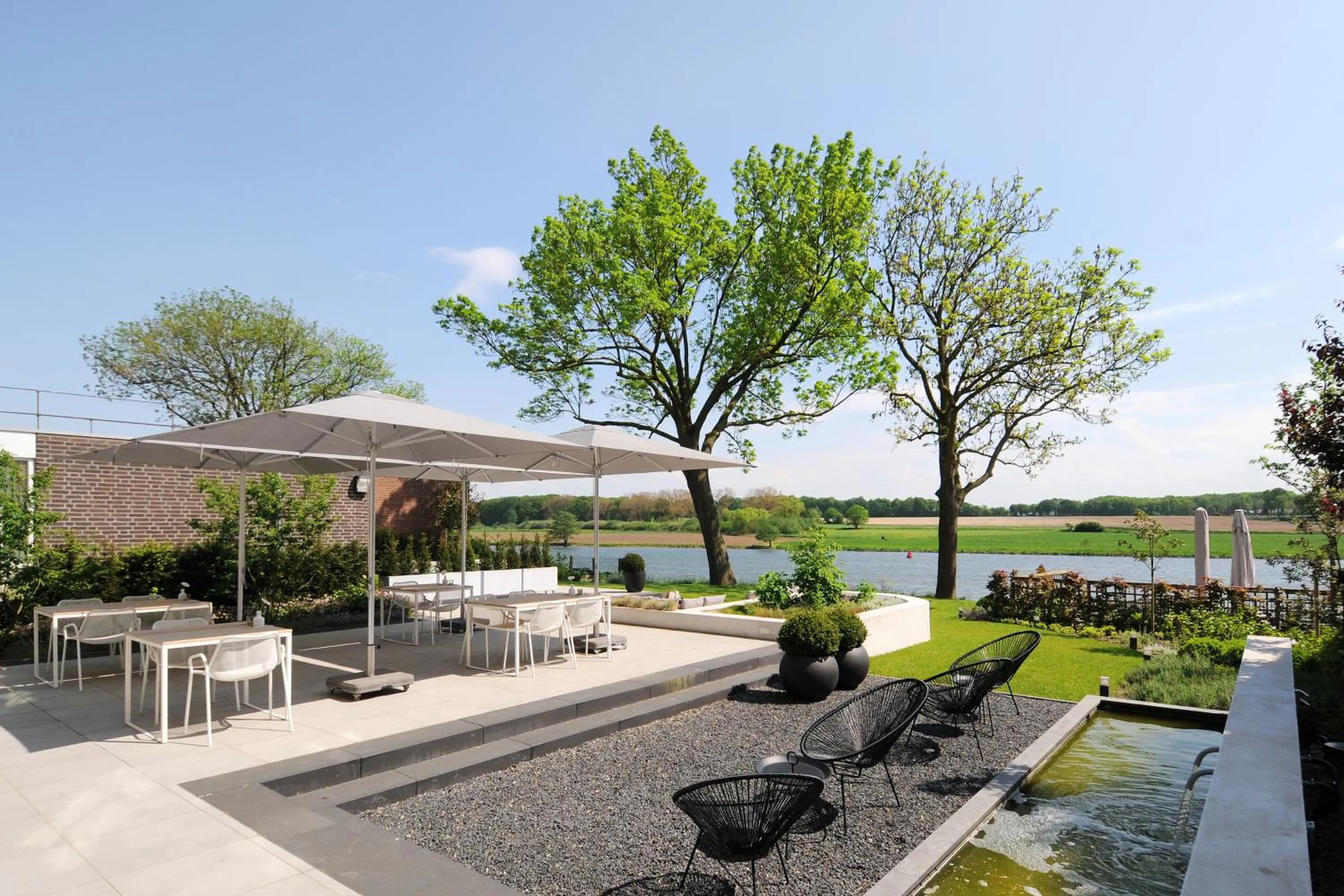 Garden view in Het Raadhuys - design B&B