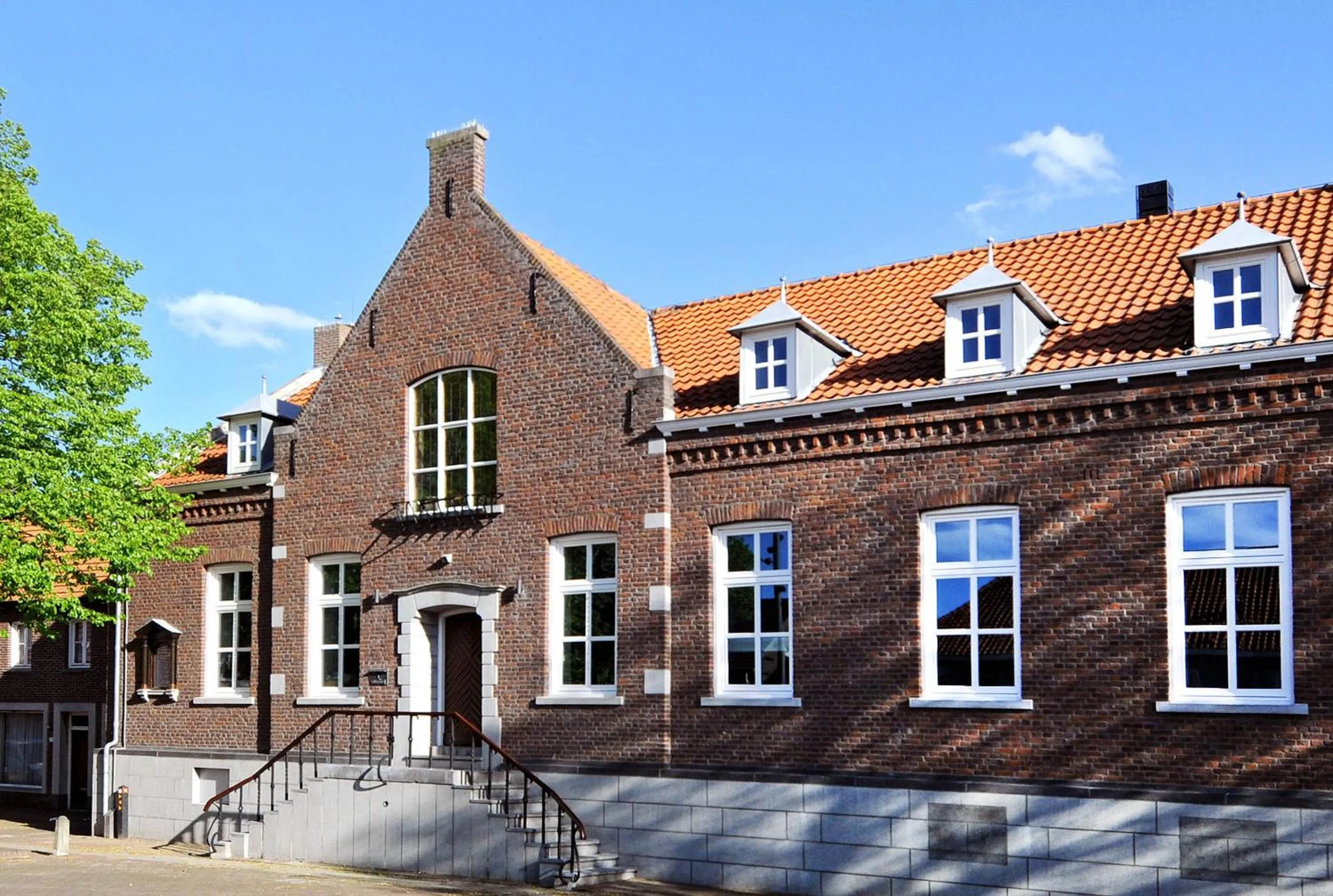 Facade/entrance in Het Raadhuys - design B&B
