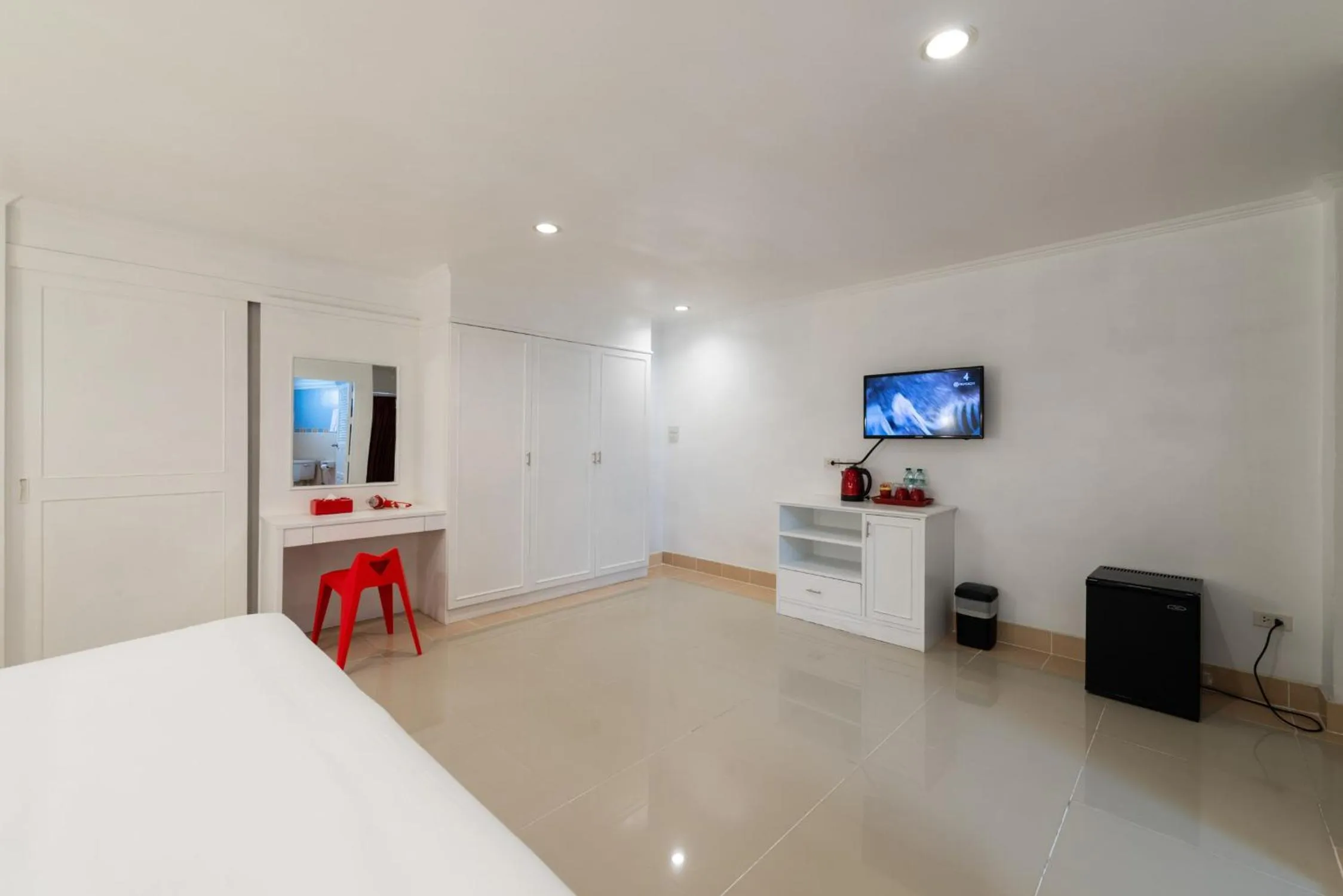 Photo of the whole room, Bed in Arawana Express North Pattaya